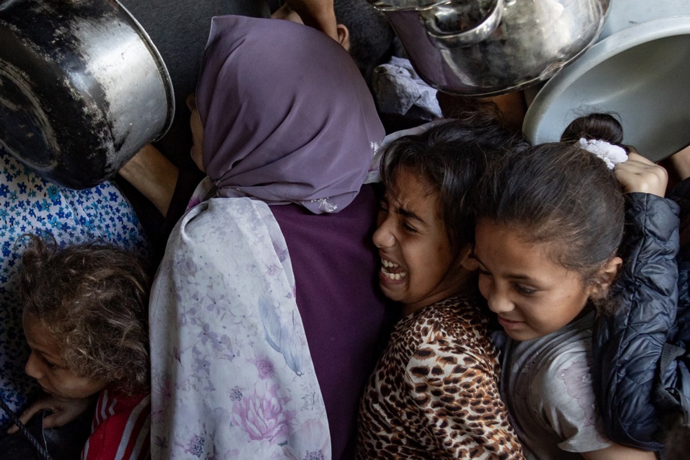 epaselect epa12122616 Displaced Palestinians gather outside the Sokar Charity Kitchen to receive limited food rations in Gaza City, northern Gaza Strip, 21 May 2025. Kitchen officials reported their stocks ran out on the day, due to the suspension of humanitarian aid entering Gaza. According to the UN half a million people, or one in five people in the Strip are facing starvation while the entire population of the Gaza Strip continues to face a critical risk of famine following 19 months of conflict, mass displacement and severe restrictions on humanitarian aid. EPA-