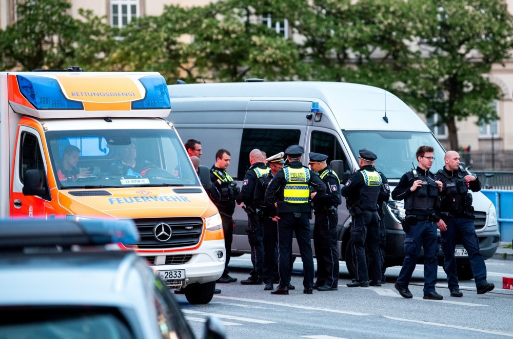 epa12129535 Ambulance and police outside the central station in Hamburg, Germany, 23 May 2025, following a knife attack at the station that left several people wounded, some critically according to police. The assailant was a 39-year-old woman the police said. EPA-EFE/DANIEL BOCKWOLDT