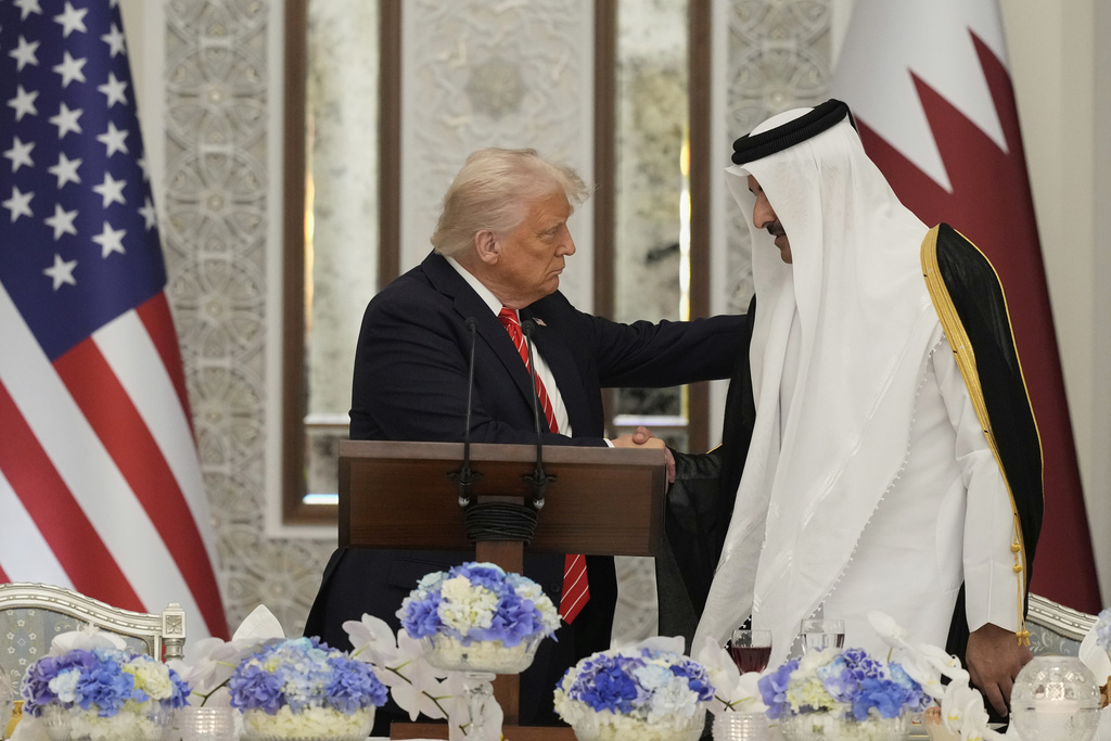 Trump shakes hands with officials in Qatar
