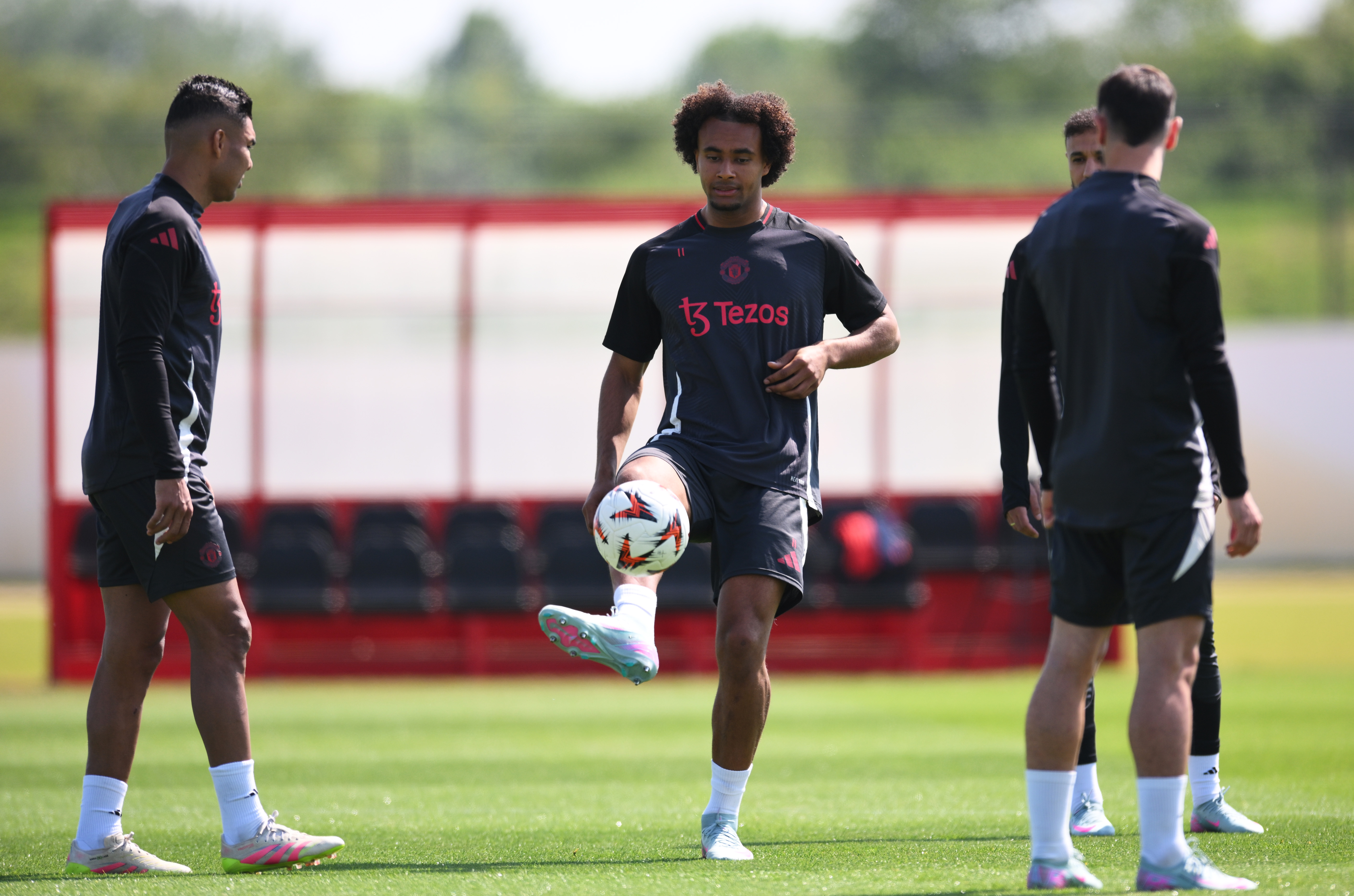 Joshua Zirkzee in action.