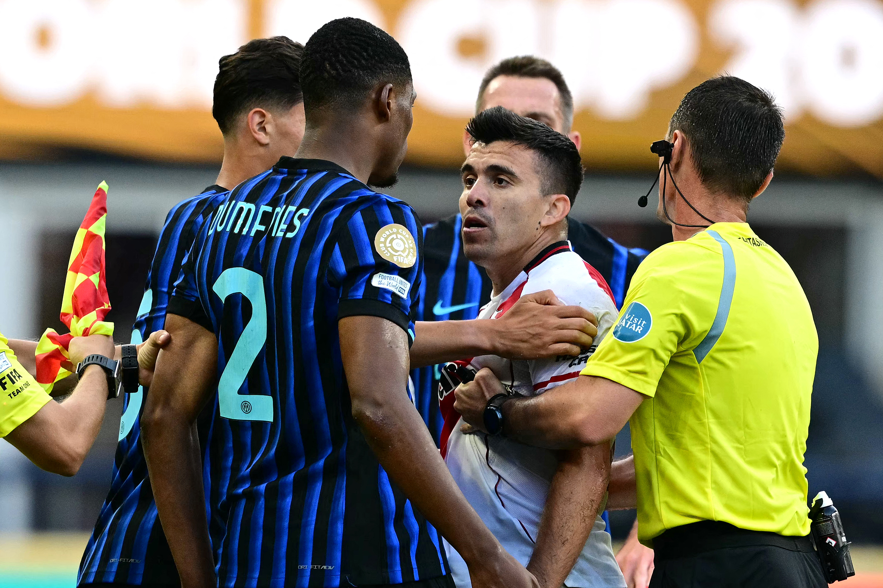 Inter Milan's Dutch defender #02 Denzel Dumfries argues with River Plate's Argentine defender #21 Marcos Acuna after the FIFA Club World Cup 2025 Group E football match between Italy's Inter Milan and Argentina's River Plate at the Lumen Field stadium in Seattle on June 23, 2025. (Photo by Pablo PORCIUNCULA / AFP)