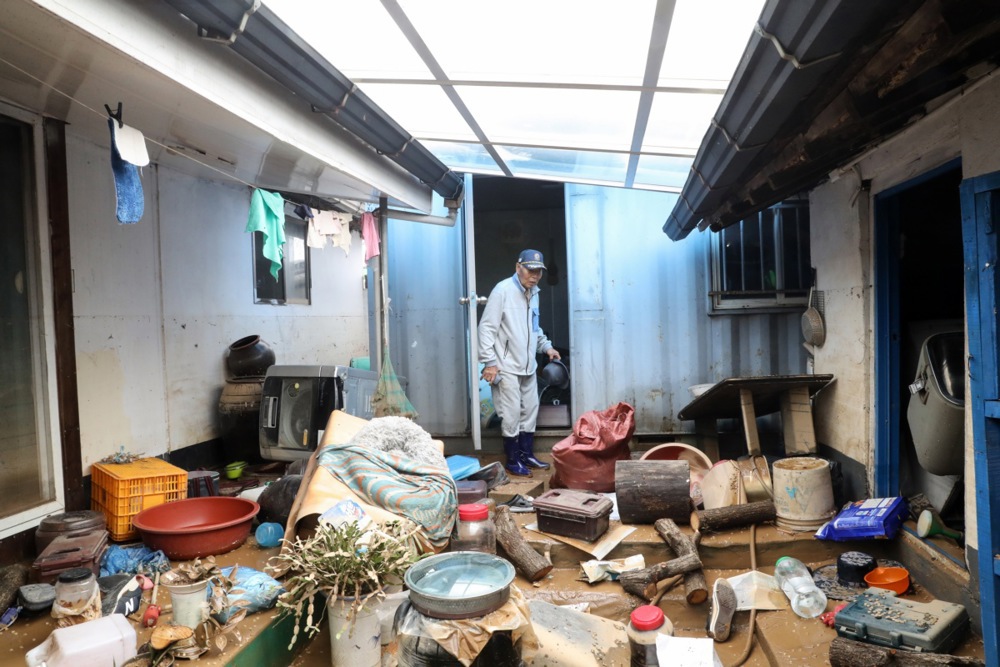 epa12244521 A resident reacts as he inspects his damaged home following torrential downpours, in Yesan, South Chungcheong Province, South Korea, 18 July 2025. Heavy rains that pounded the nation's central and southern regions in recent days have left at least four people dead, forcing over 5,000 people to evacuate, according to officials. EPA/YONHAP SOUTH KOREA OUT