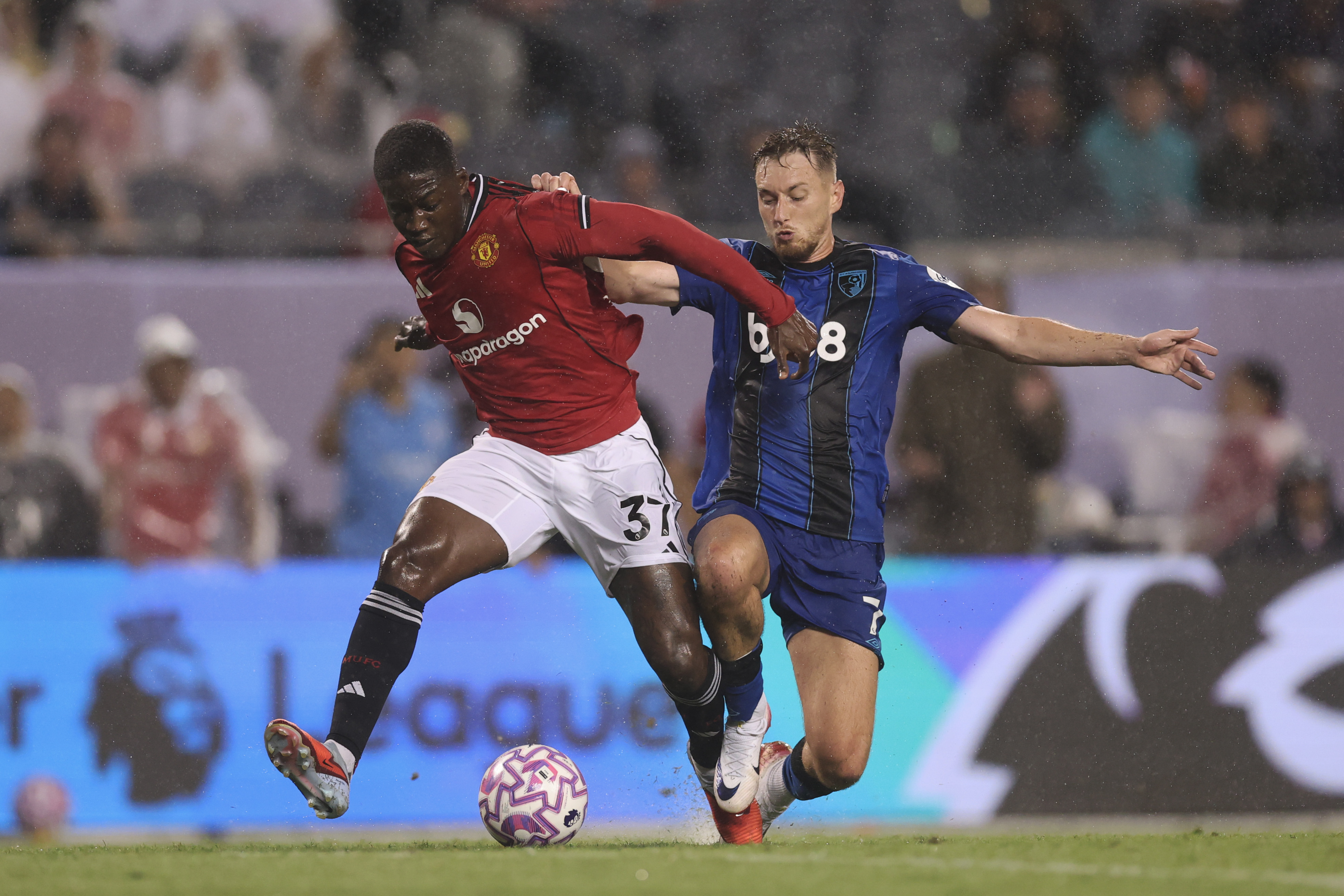 Kobbie Mainoo and David Brooks in action.