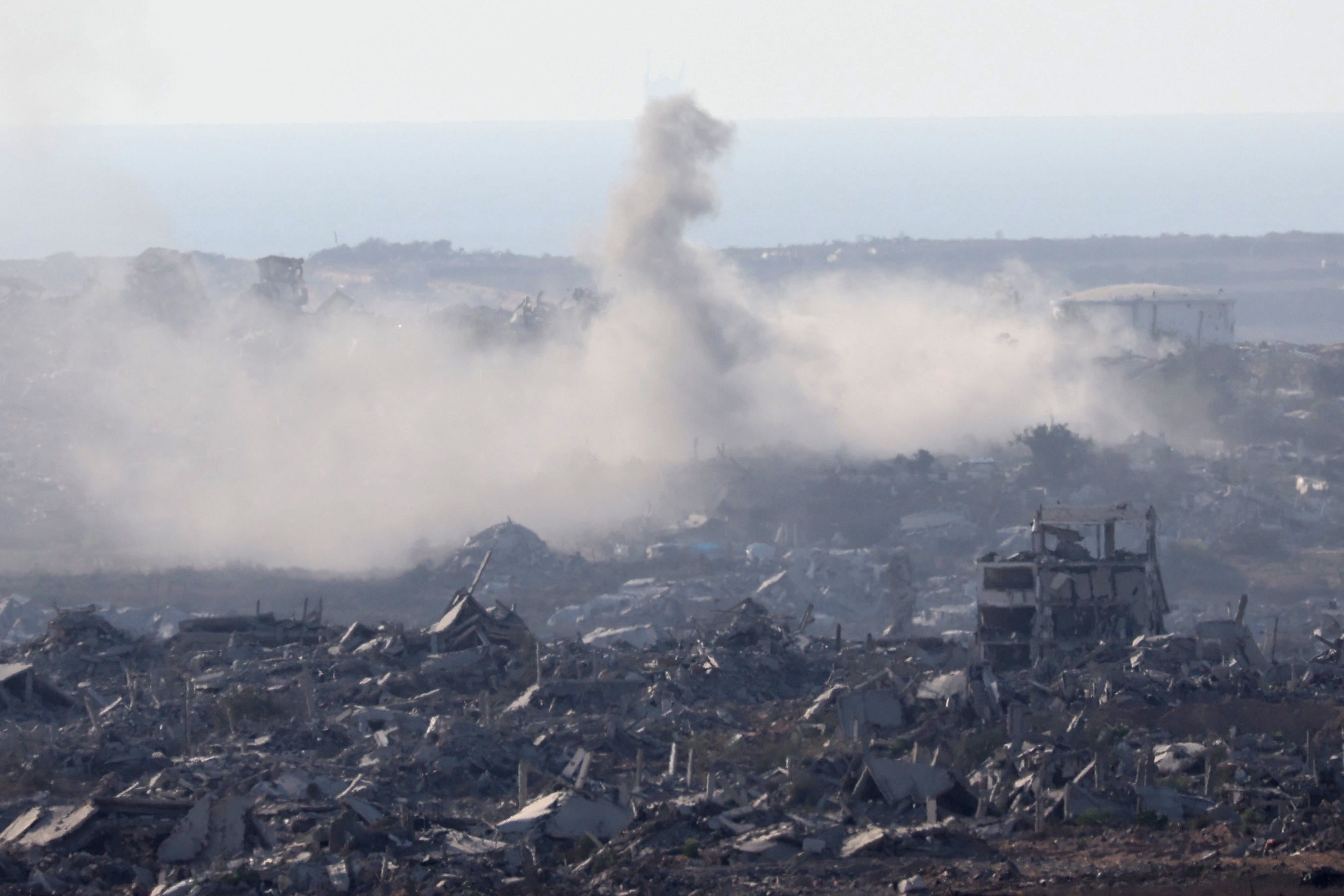 epa12273053 Smoke rises from Beit Hanoun in the northern Gaza Strip, as seen from the Israeli side of the border with Gaza, in southern Israel, 30 July 2025. EPA/ABIR SULTAN