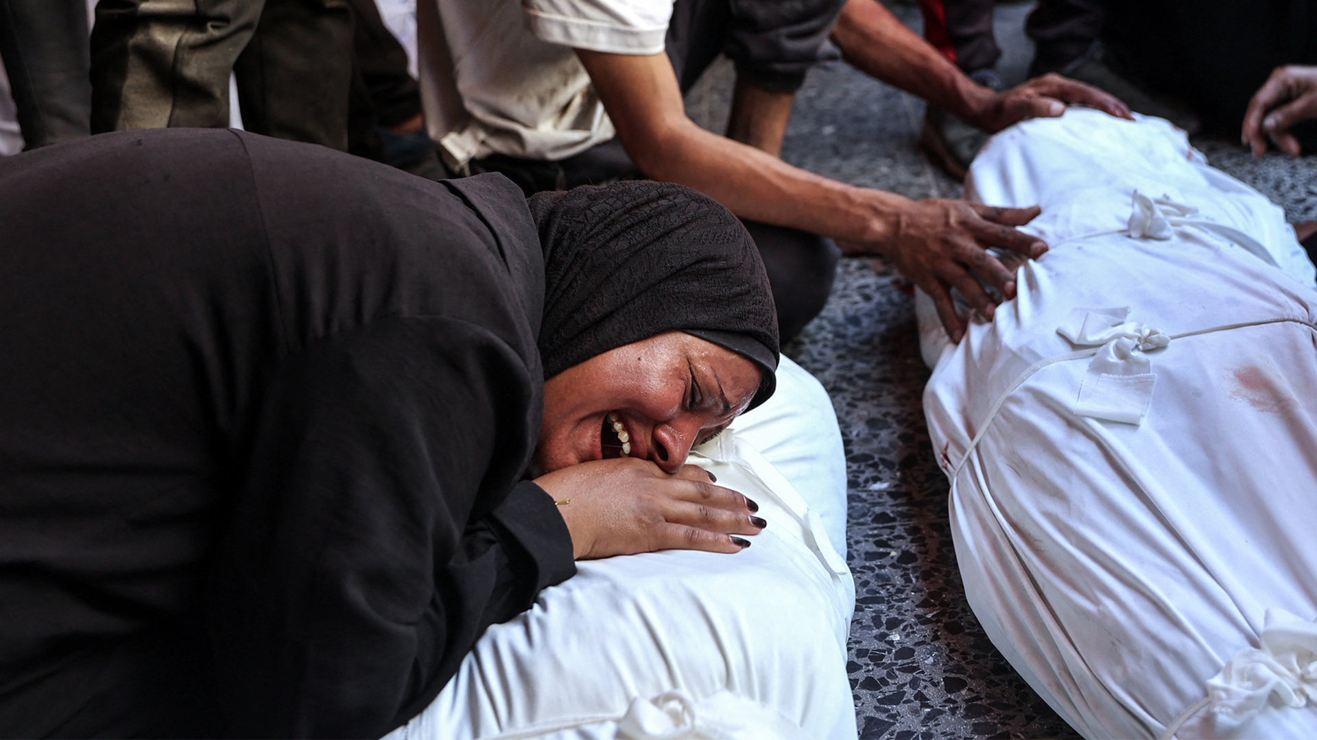 Mourners react next to the bodies of Palestinians killed in an overnight Israeli strike on a house, according to medics, during a funeral at Al-Shifa Hospital, in Gaza City, July 9, 2025. REUTERS/Mahmoud Issa