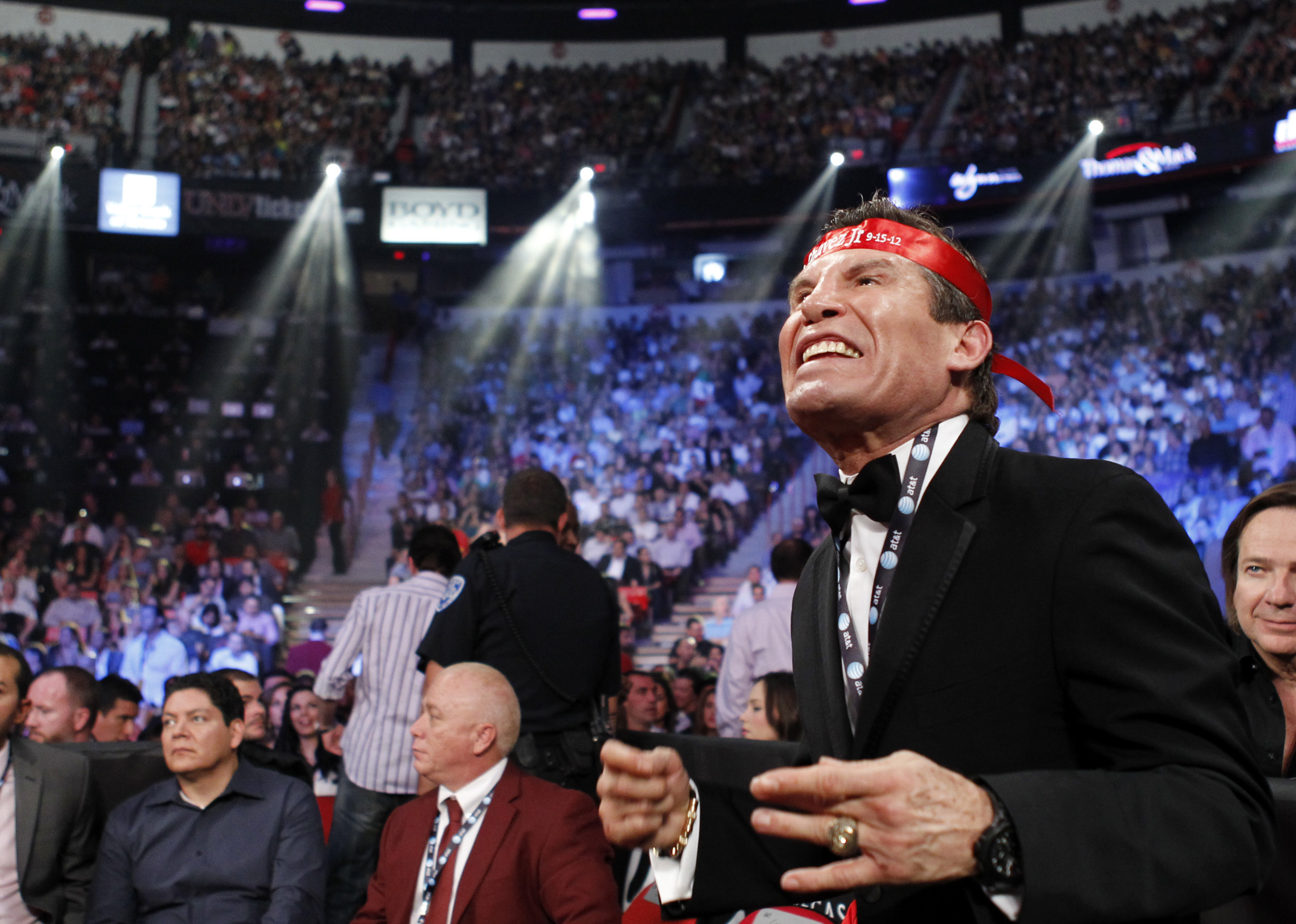 Retired boxer Julio Cesar Chavez urges on his son Julio Cesar Chavez Jr. as he fights against Sergio Martinez during their title fight at the Thomas & Mack Center in Las Vegas, Nevada September 15, 2012. REUTERS/Steve Marcus (UNITED STATES - Tags: SPORT BOXING)