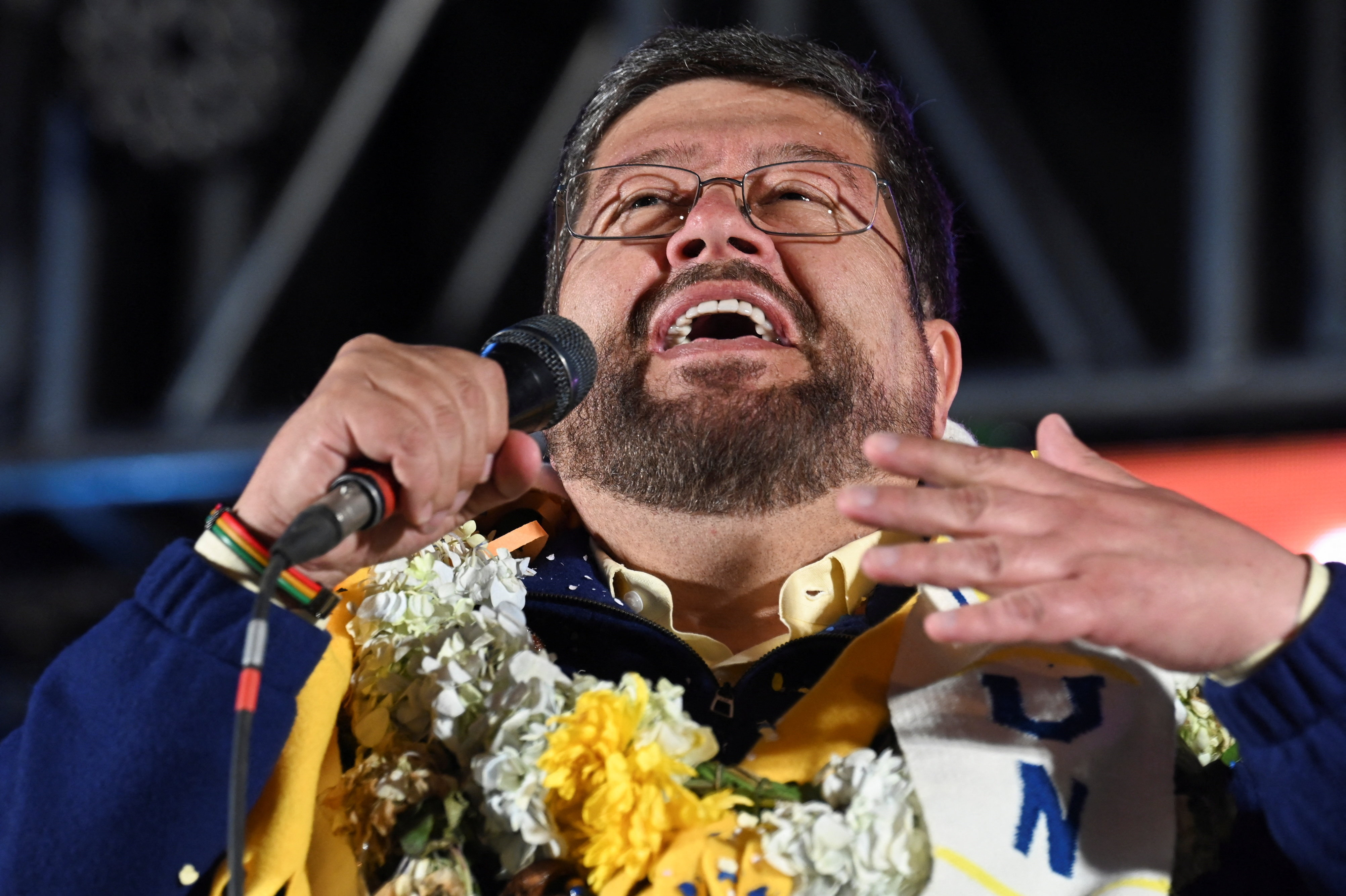 Samuel Doria Medina speaks into a microphone.