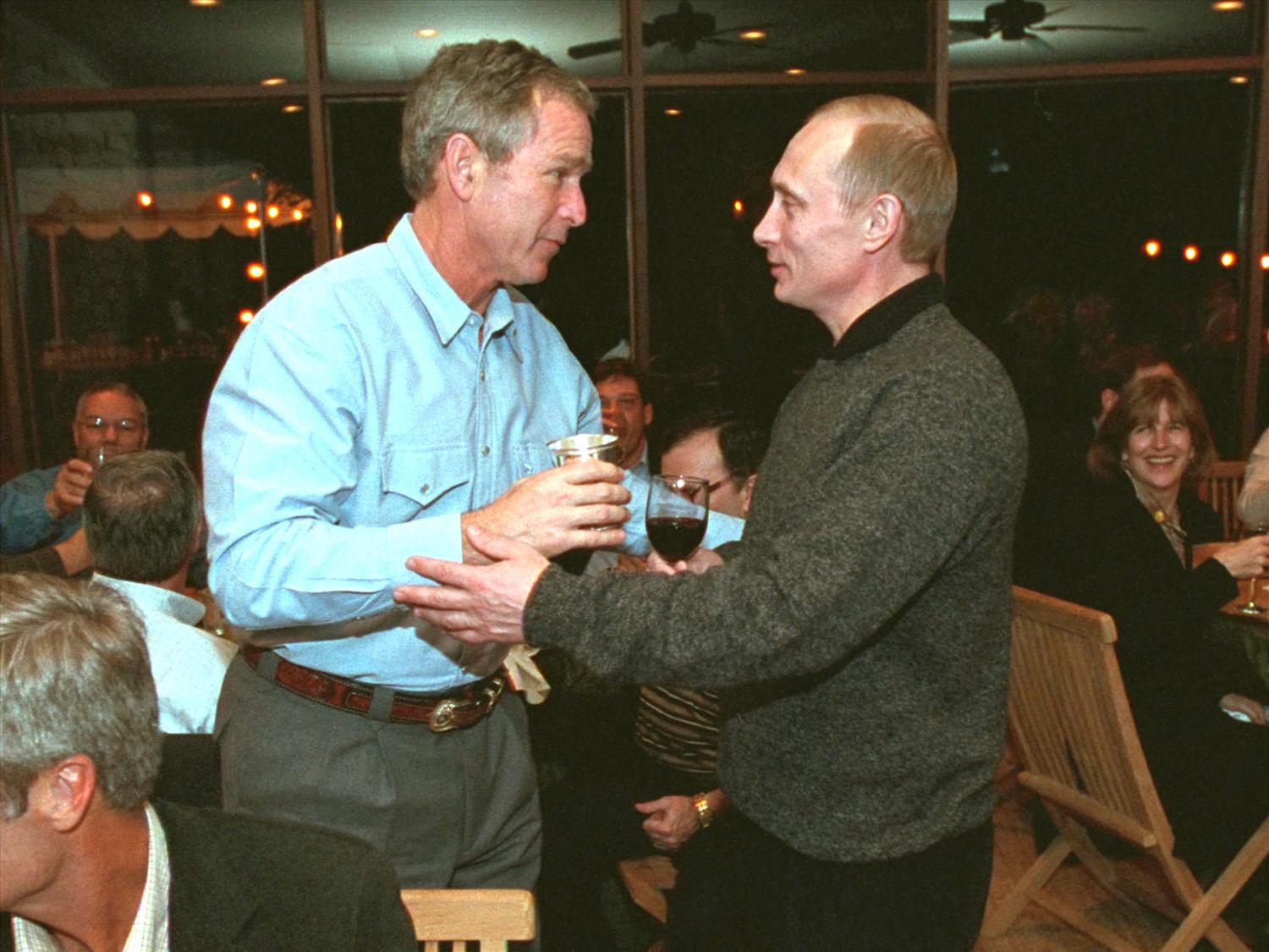 George W Bush and Putin during a toast at Bush ranch, Crawford, Texas, on November 14, 2001 [AP Photo]