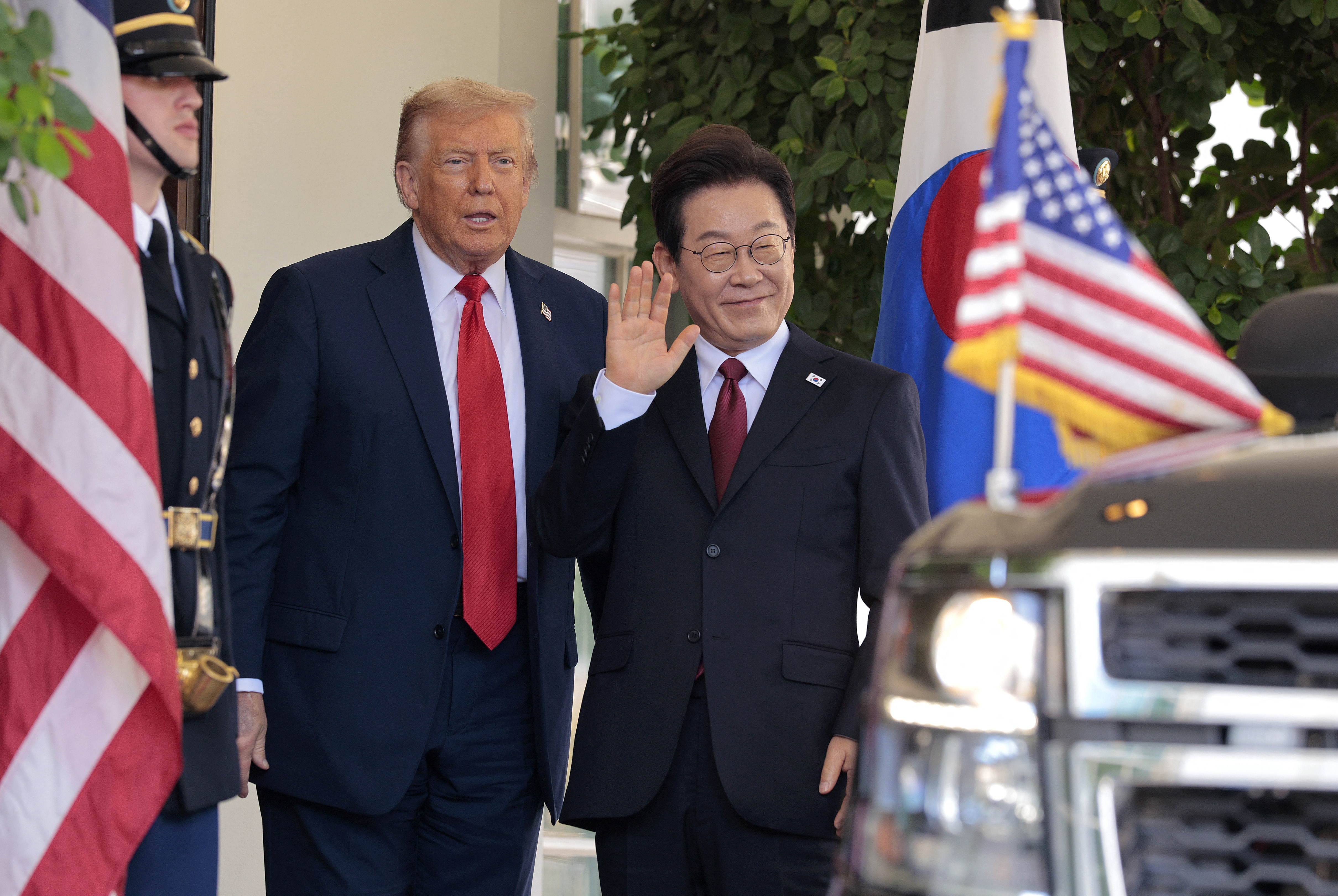WASHINGTON, DC - AUGUST 25: U.S. President Donald Trump greets President of South Korea Lee Jae Myung as he arrives at the White House on August 25, 2025 in Washington, DC. The two leaders are expected to meet in the Oval Office to discuss defense and trade issues. Chip Somodevilla/Getty Images/AFP (Photo by CHIP SOMODEVILLA / GETTY IMAGES NORTH AMERICA / Getty Images via AFP)