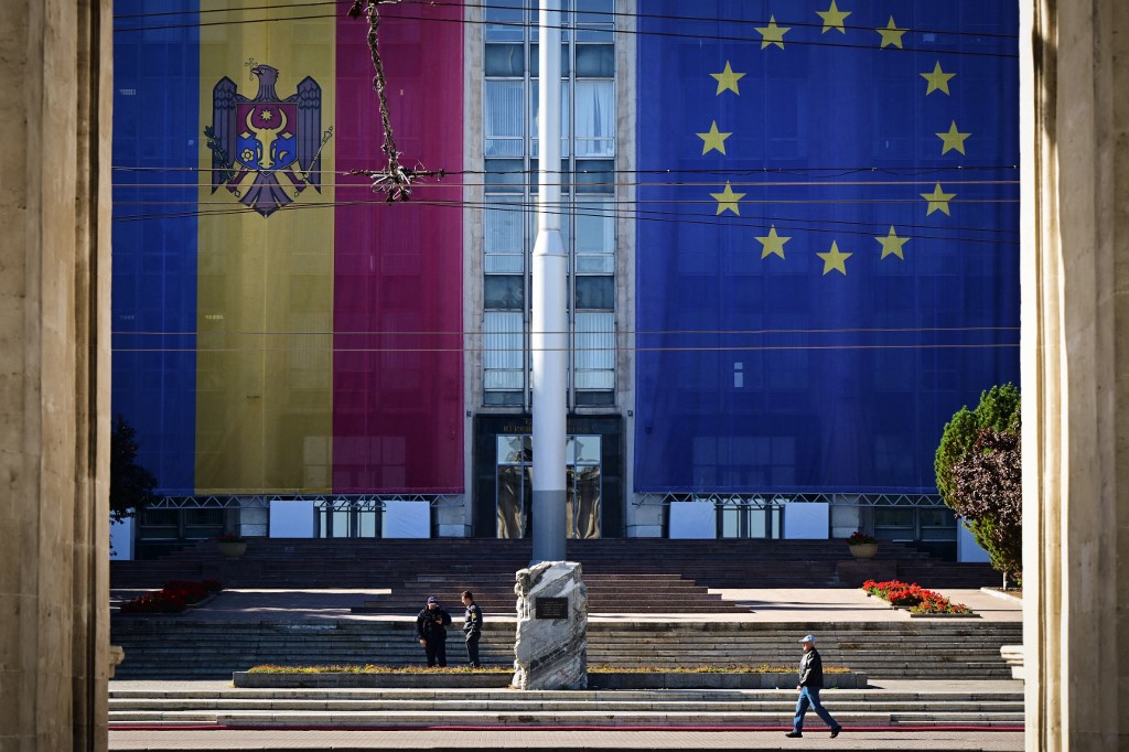 Giant flags of Moldova and EU are seen on the Government buildings in Chisinau September 26, 2025 ahead of parliamentary elections. [Daniel Mihailescu/AFP]