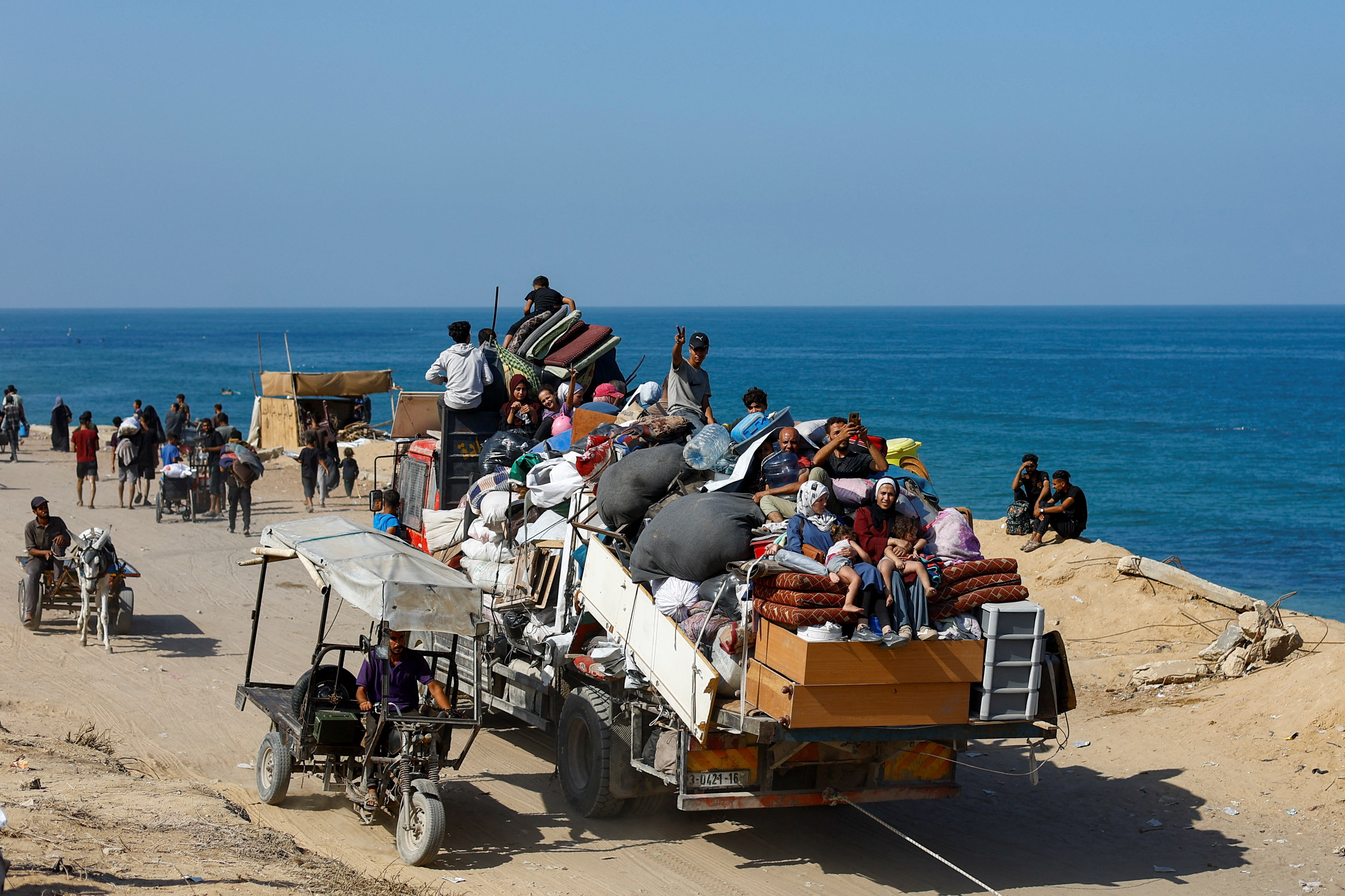 Thousands of Palestinians flee Gaza City
