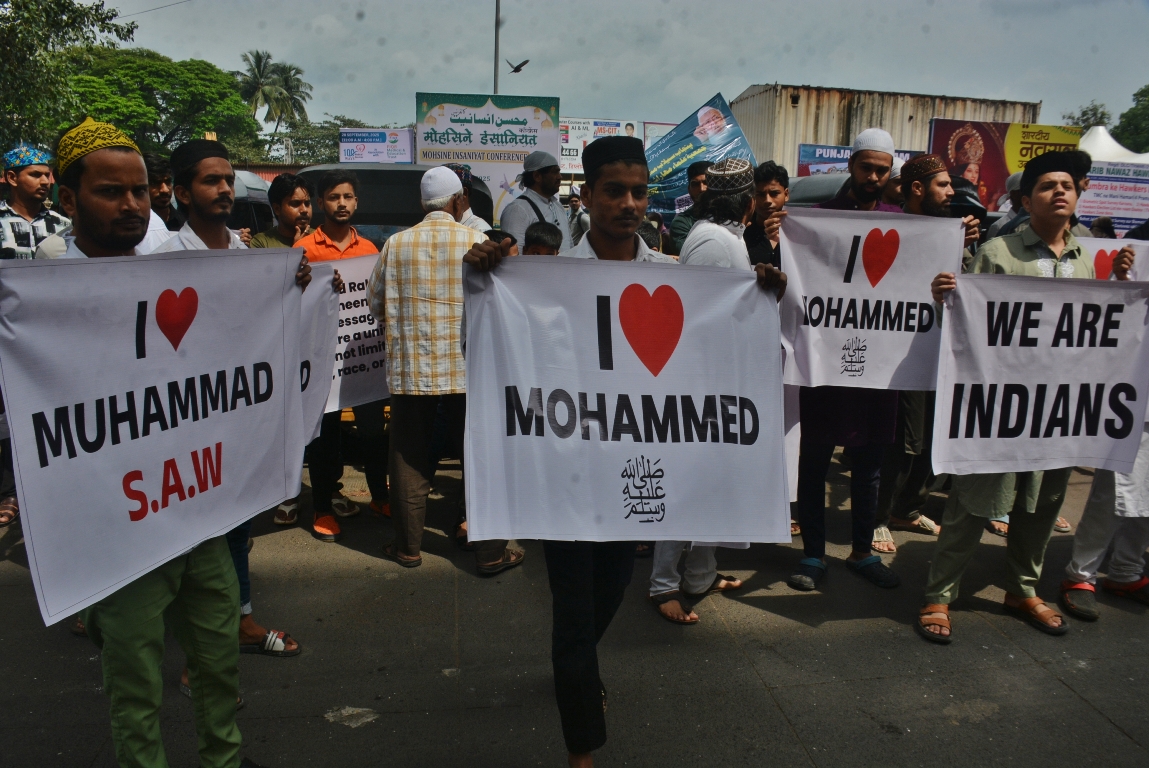 THANE, INDIA - SEPTEMBER 25: Members of the Muslim community take out march carrying "I Love Muhammad" posters after the Friday Namaz (prayer) outside a Mosque near Mumbra railway Station on September 25, 2025 in Thane, India. The I Love Mohammad controversy which started during the Barawafat (Eid-e-Milad-un-Nabi) procession in Rawatpur area of Kanpur, Uttar Pradesh a few days ago, has reverberated across the country. In Mumbra city of Thane district, Members of Muslim take the streets over the issue. (Photo by Praful Gangurde/Hindustan Times via Getty Images)