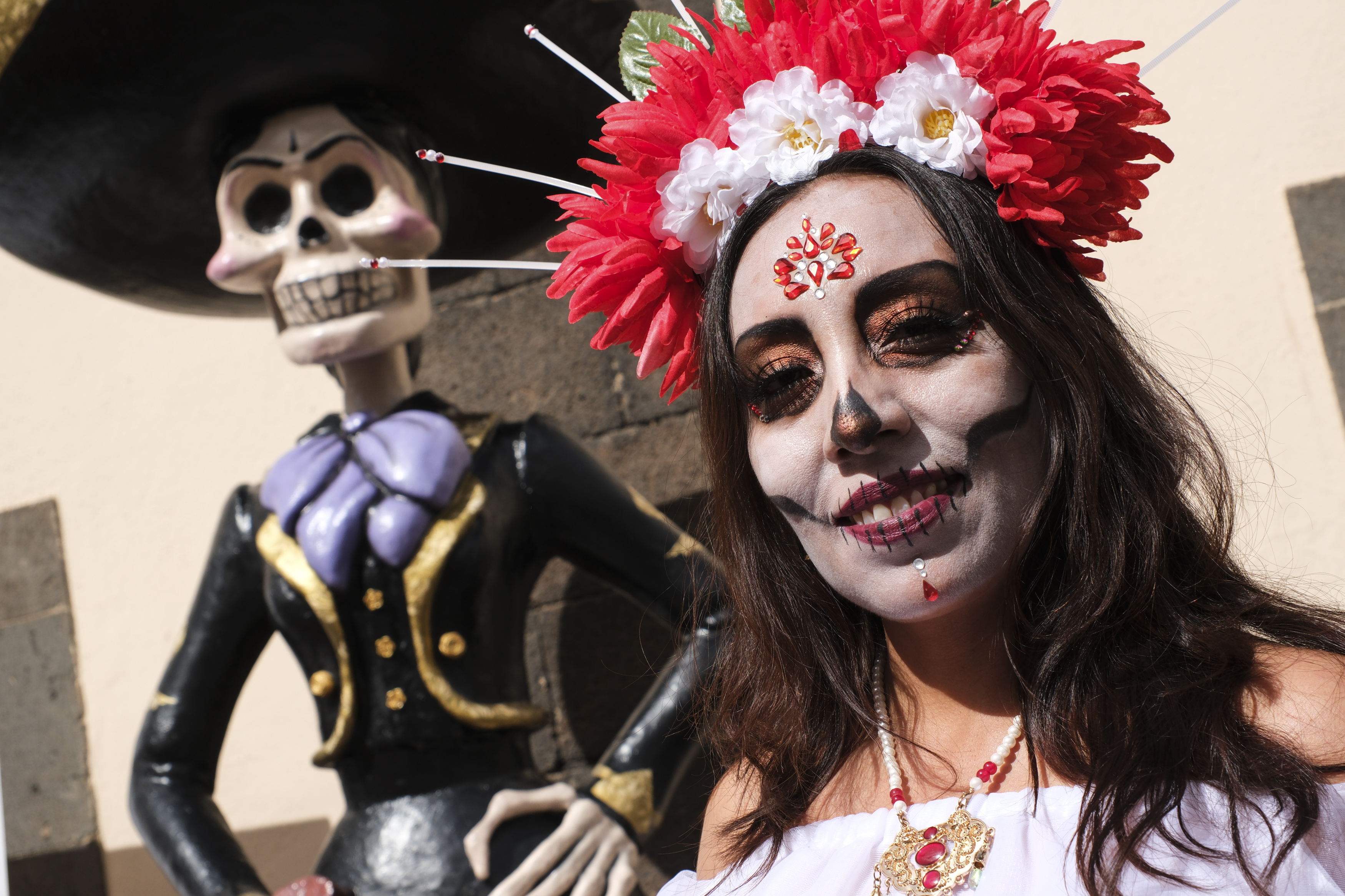 epa12478743 A woman dressed in a 'Catrina' costume participates in the presentation of the cultural program 'Crossed Heritage. Day of the Dead, Night of the Dead' which seeks to bring together Mexican and Canarian cultures around the Day of the Dead, in La Laguna town in Tenerife island, the Canaries, Spain, 24 October 2025. EPA/ALBERTO VALDES