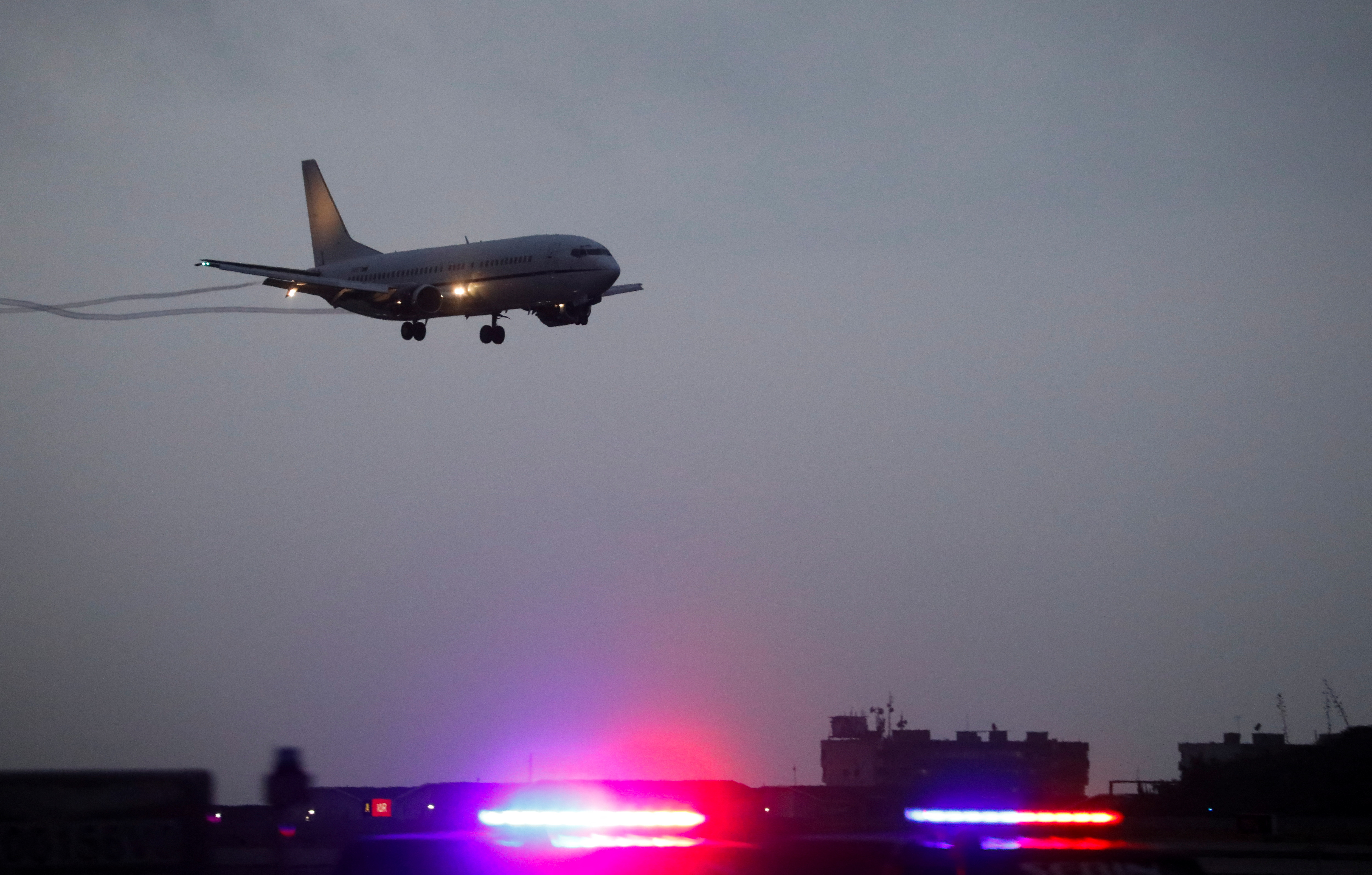 A plane carriying Venezuelan migrants who had been detained in El Salvador descends toward Simon Bolivar International Airport in Maiquetia, Venezuela, July 18, 2025. REUTERS/Leonardo Fernandez Viloria