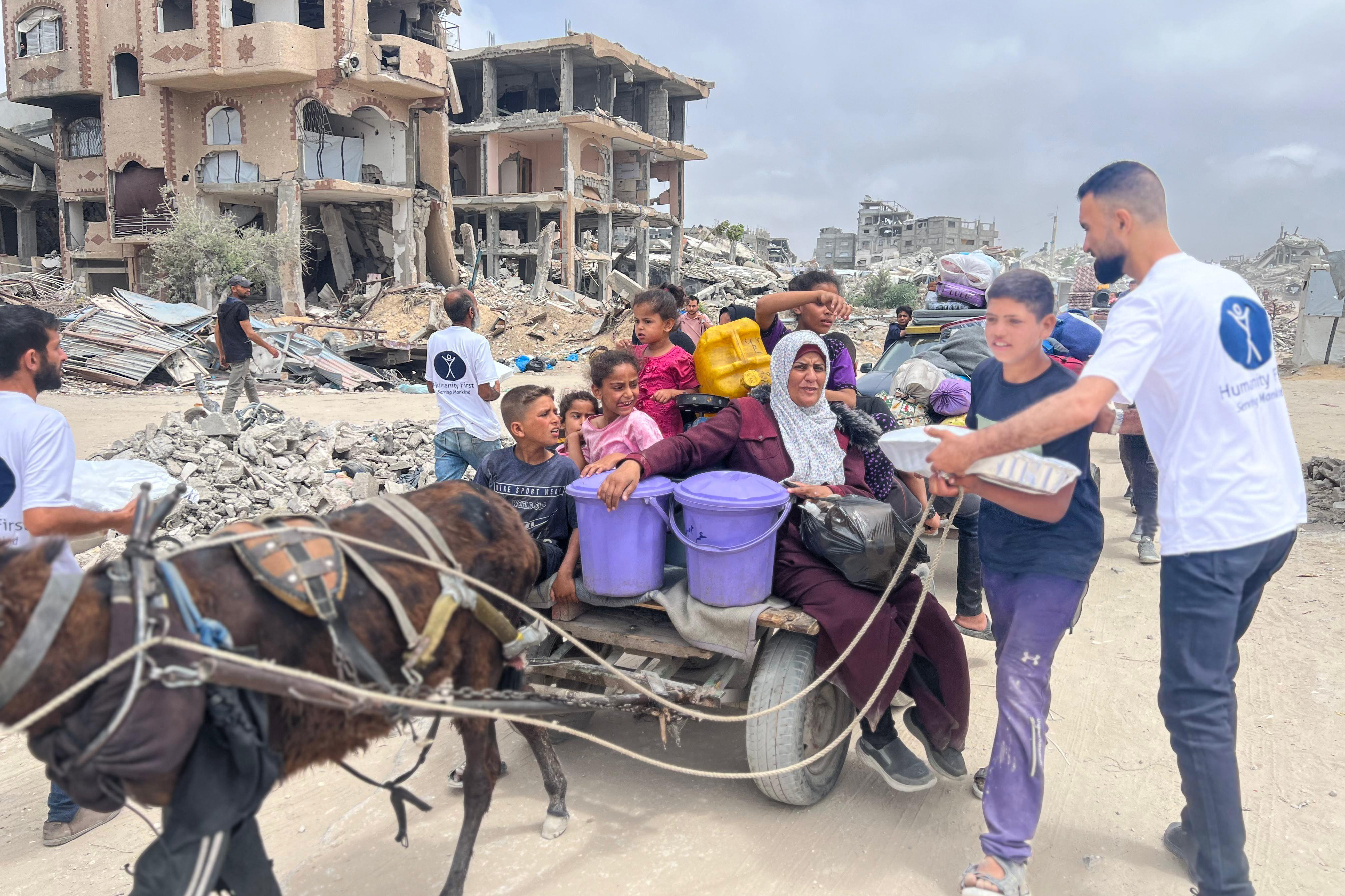 Food distribution by Humanity First UK in Gaza [Courtesy of Humanity First UK]