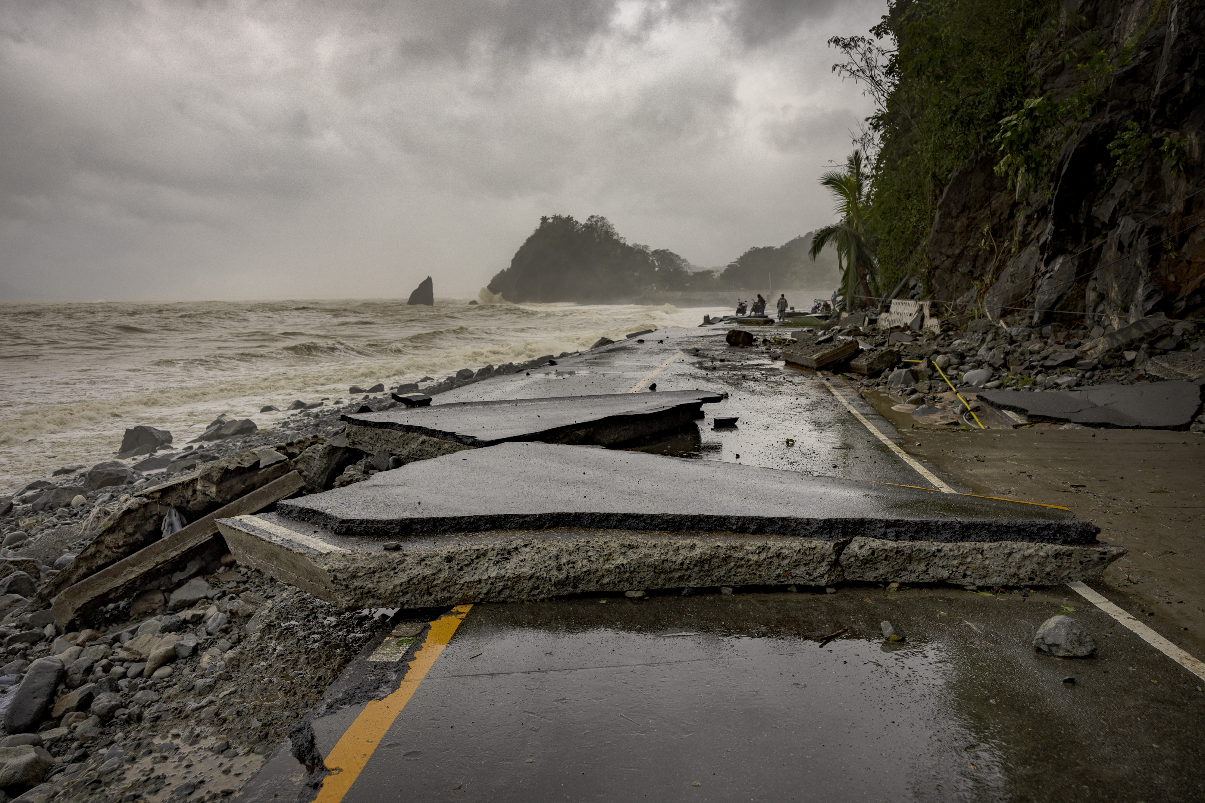 DIPACULAO, PHILIPPINES - NOVEMBER 10: A highway is seen destroyed by storm surges brought about by Super Typhoon Fung-wong on November 10, 2025 in Dipaculao, Aurora province, Philippines. Super Typhoon Fung-wong made landfall the previous evening in the Philippines, prompting the evacuation of nearly one million people and causing severe flooding, power outages, and disruptions across Luzon just days after the devastation of Typhoon Kalmaegi. (Photo by Ezra Acayan/Getty Images)