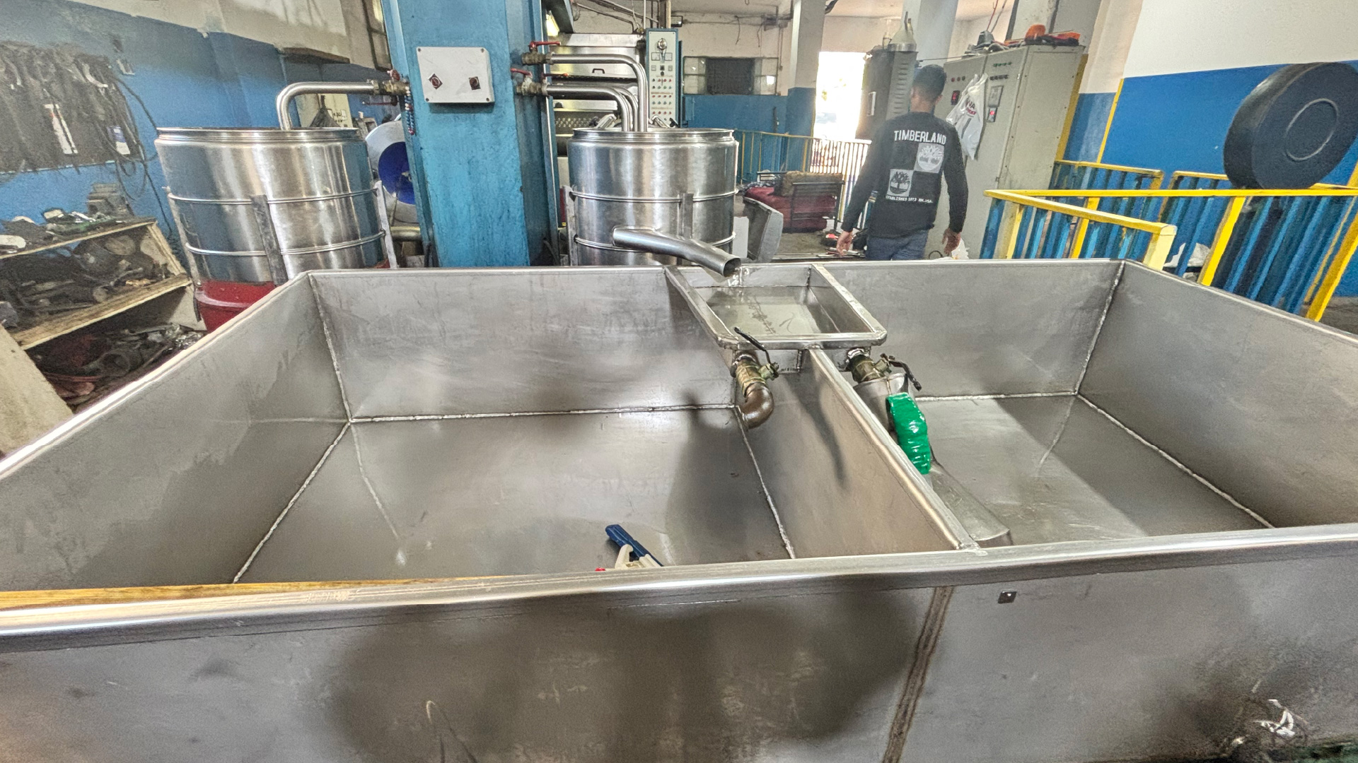 INTERACTIVE - Desktop Empty containers at Deir Ammar olive press-1764685563