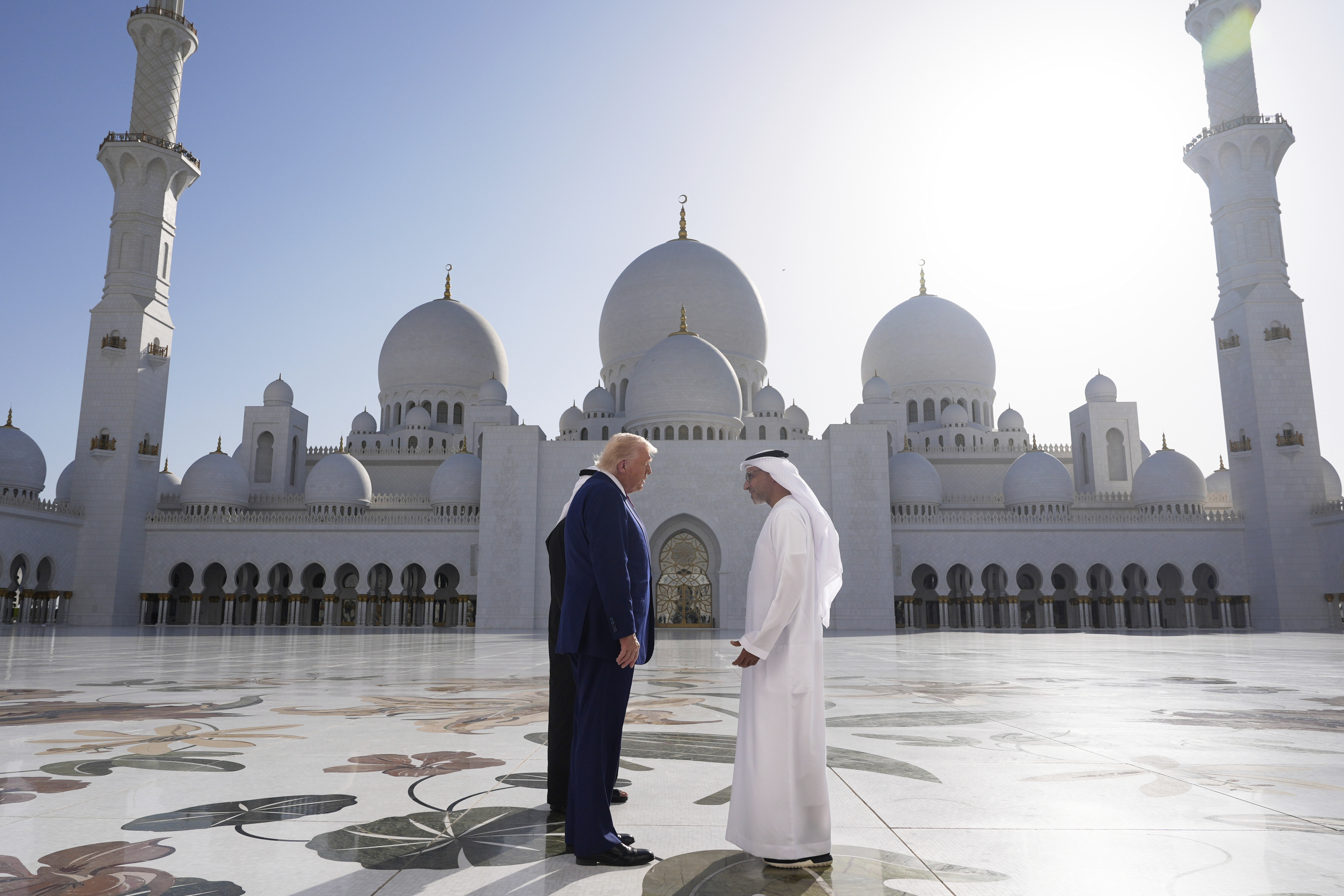 Trump visits a mosque in UAE