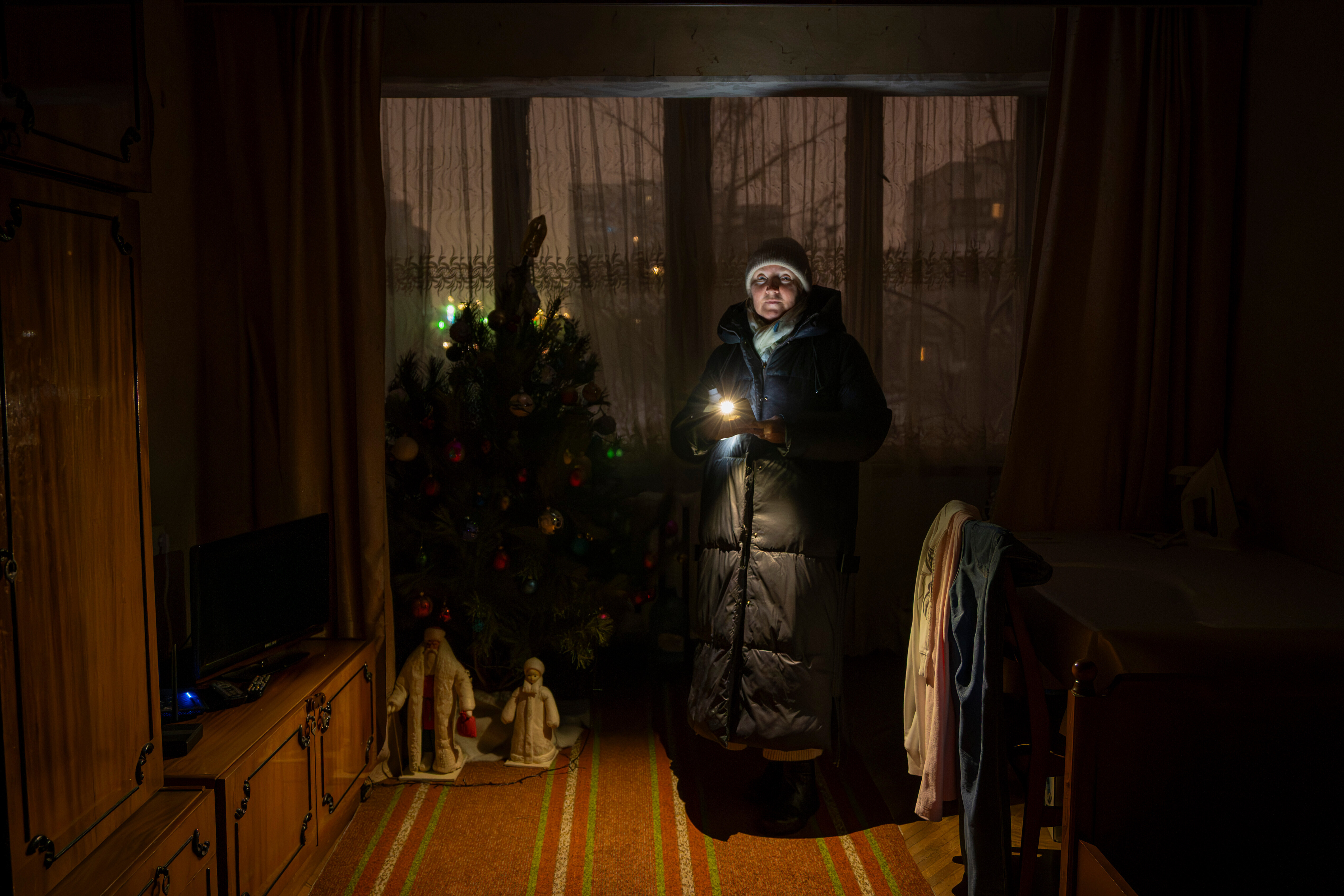 Residents of Kyiv endure freezing conditions due to power outages