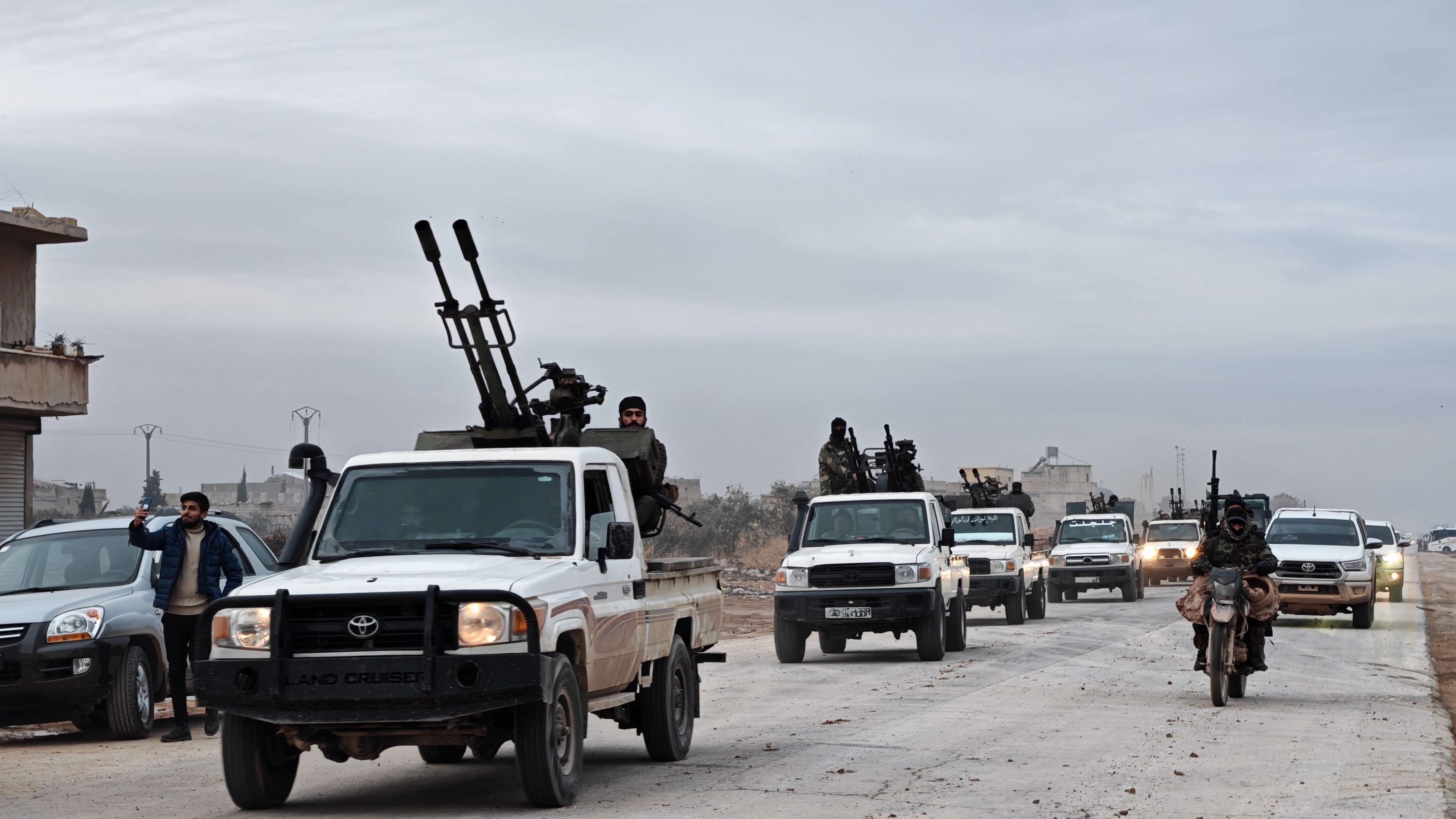 Syrian army enters the city after SDF withdraws from Dayr Hafir