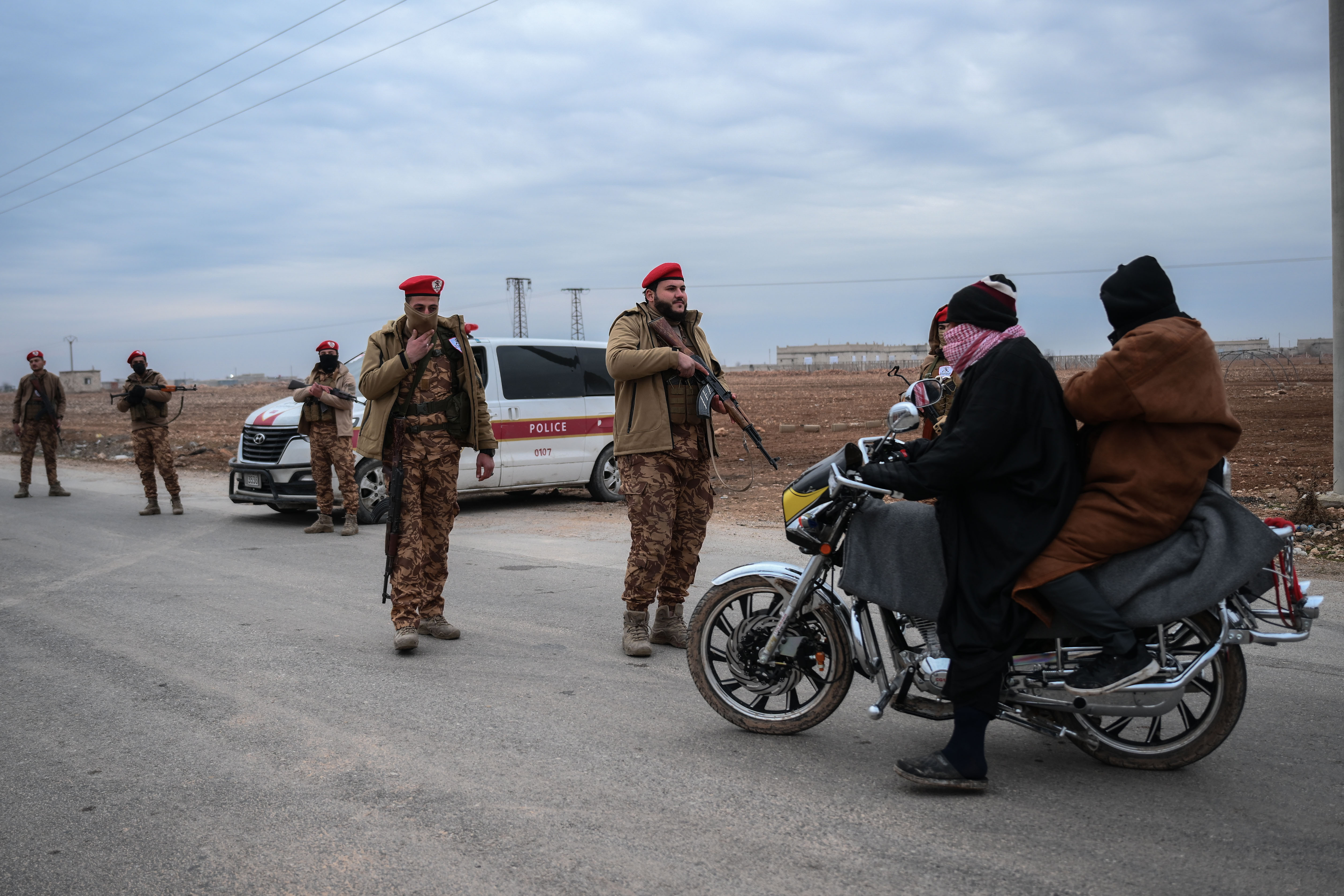Syrian army enters the city after SDF withdraws from Dayr Hafir
