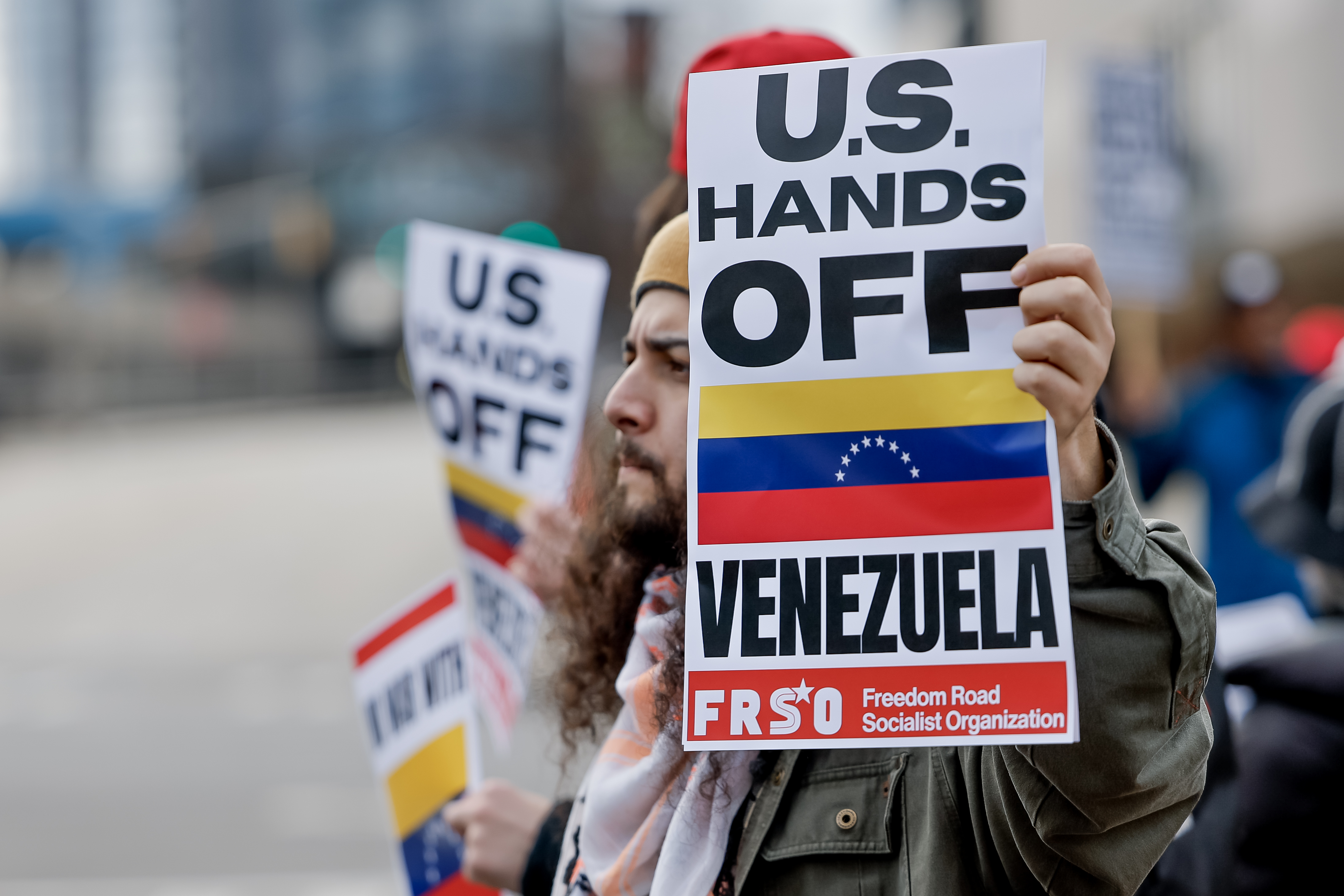 epa12624439 Demonstrators holding signs take part in a protest in Atlanta, Georgia, USA, against US military actions in Venezuela, 03 January 2026. President Trump announced that US forces have successfully captured Venezuelan President Nicolas Maduro and his wife during a series of large-scale overnight strikes on Caracas on 03 January 2026. EPA/ERIK S. LESSER