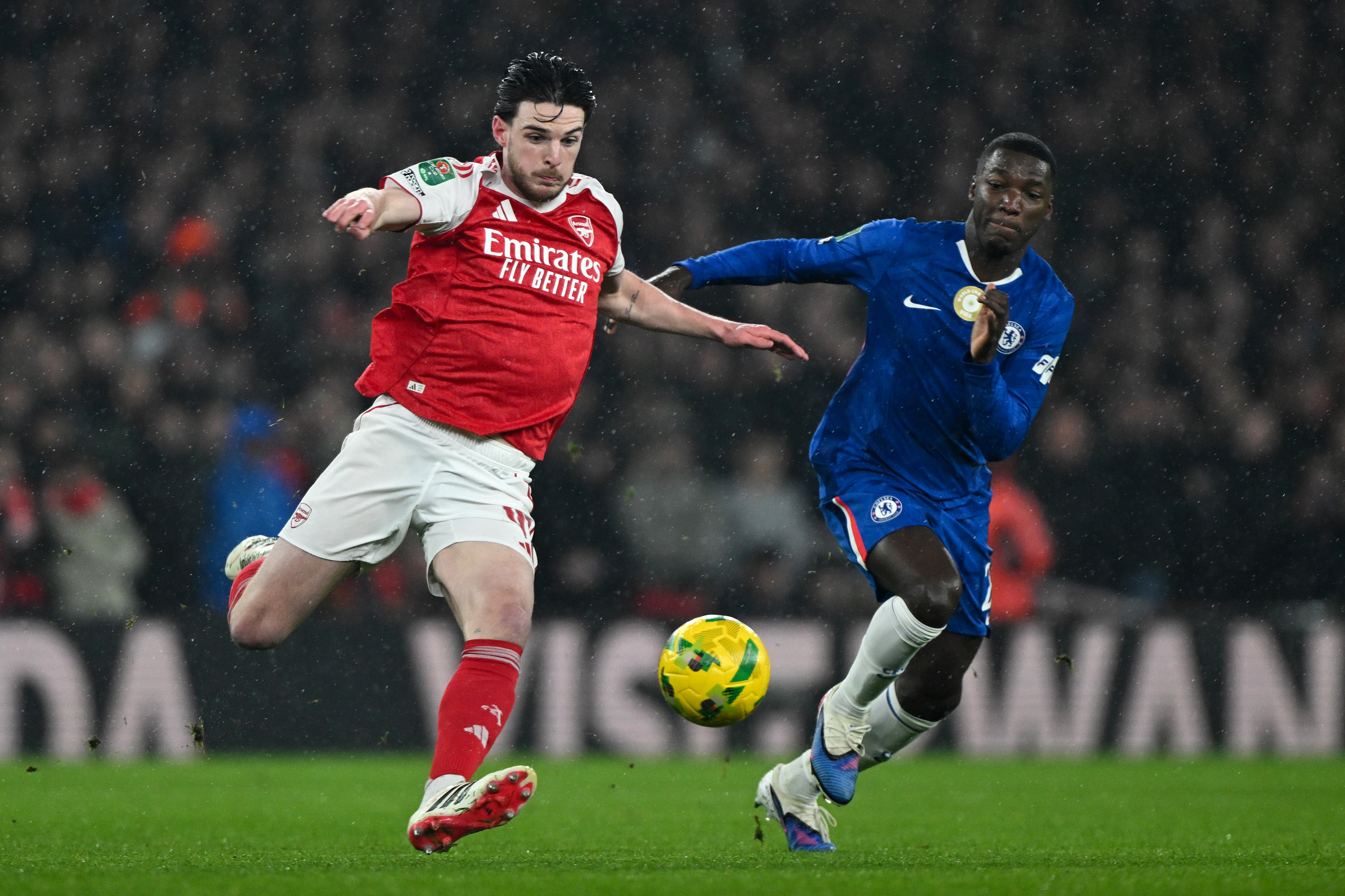 LONDON, ENGLAND - FEBRUARY 03: Declan Rice of Arsenal is challenged by Moises Caicedo of Chelsea during the Carabao Cup Semi Final Second Leg match between Arsenal and Chelsea at Emirates Stadium on February 03, 2026 in London, England. (Photo by Mike Hewitt/Getty Images)