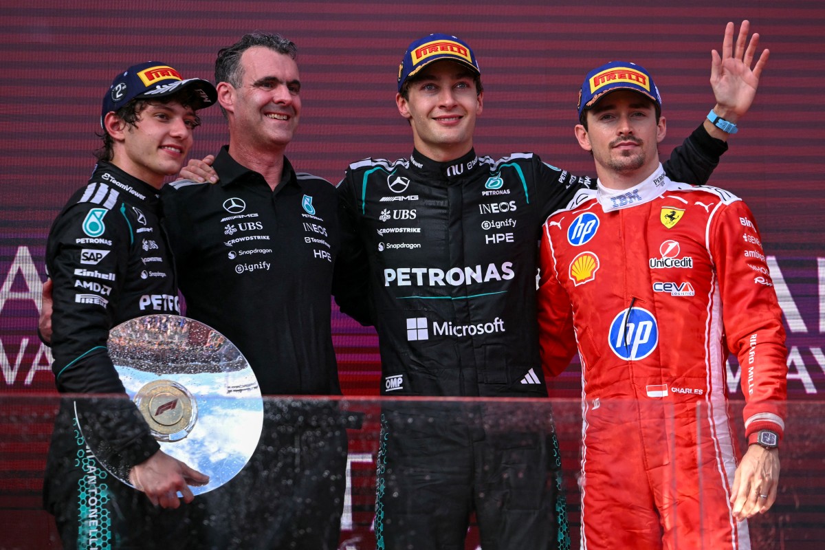 First-placed Mercedes' British driver George Russell (2nd R) celebrates on the podium next to second-placed Mercedes' Italian driver Kimi Antonelli (L) with Hywel Thomas (2nd L), managing director of Mercedes AMG High Performance Powertrains, and third-placed Ferrari's Monegasque driver Charles Leclerc (R) after the Formula One Australian Grand Prix at the Albert Park Circuit in Melbourne on March 8, 2026. (Photo by WILLIAM WEST / AFP) / -- IMAGE RESTRICTED TO EDITORIAL USE - STRICTLY NO COMMERCIAL USE --
