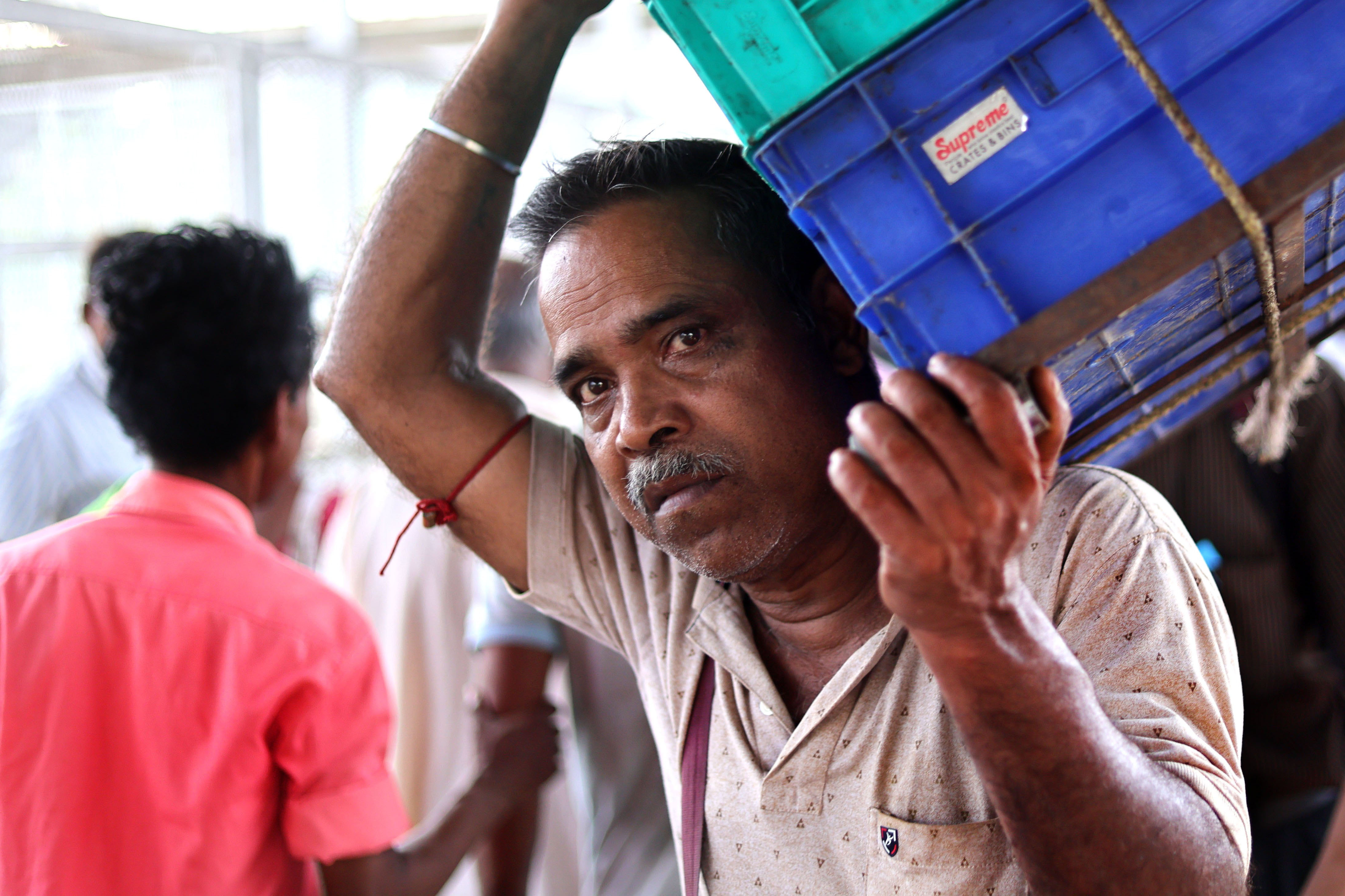 An Indian worker carries a load during a hot afternoon in Kolkata, India, 24 April 2026. [Piyal Adhikary/EPA]