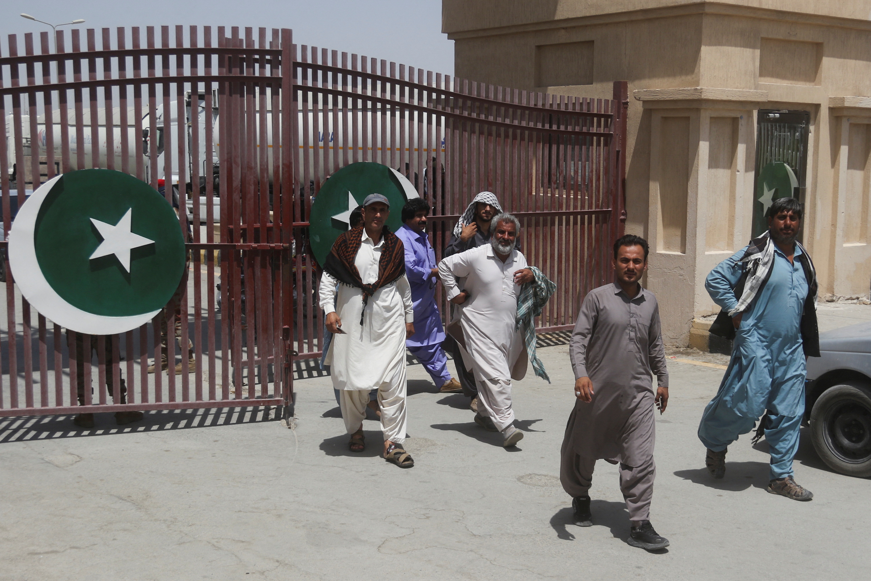 Pakistani pilgrims return from Iran, following the Israeli strikes in Iran, at the Pakistan-Iran border crossing in Taftan, Pakistan June 19, 2025. REUTERS/Naseer Ahmed