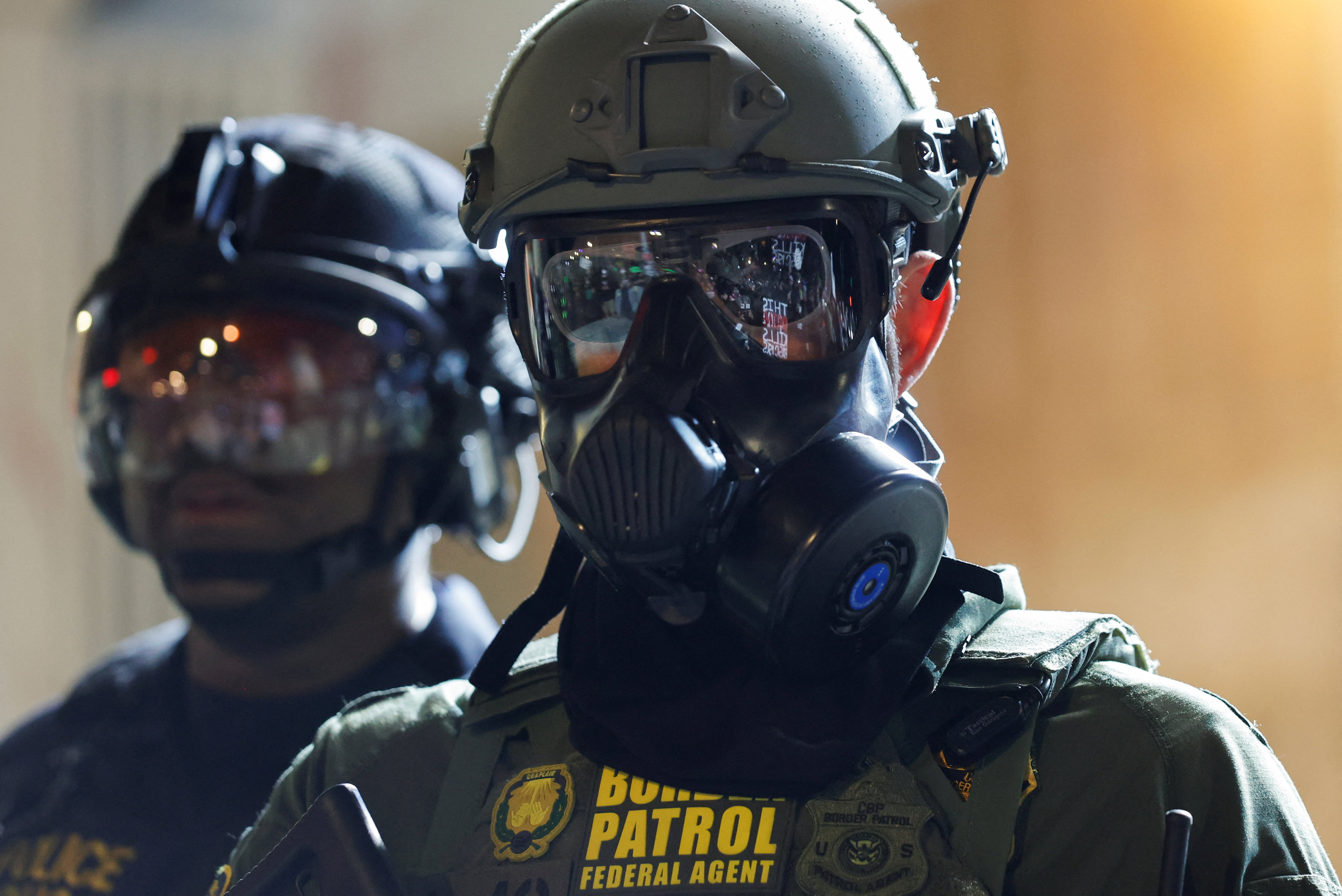 A Border Patrol agent stands guard as people gather outside the U.S. Immigration and Customs Enforcement (ICE) facility, after a "No Kings" protest against U.S. President Donald Trump's administration policies, in Portland, Oregon, March 28, 2026. REUTERS/John Rudoff