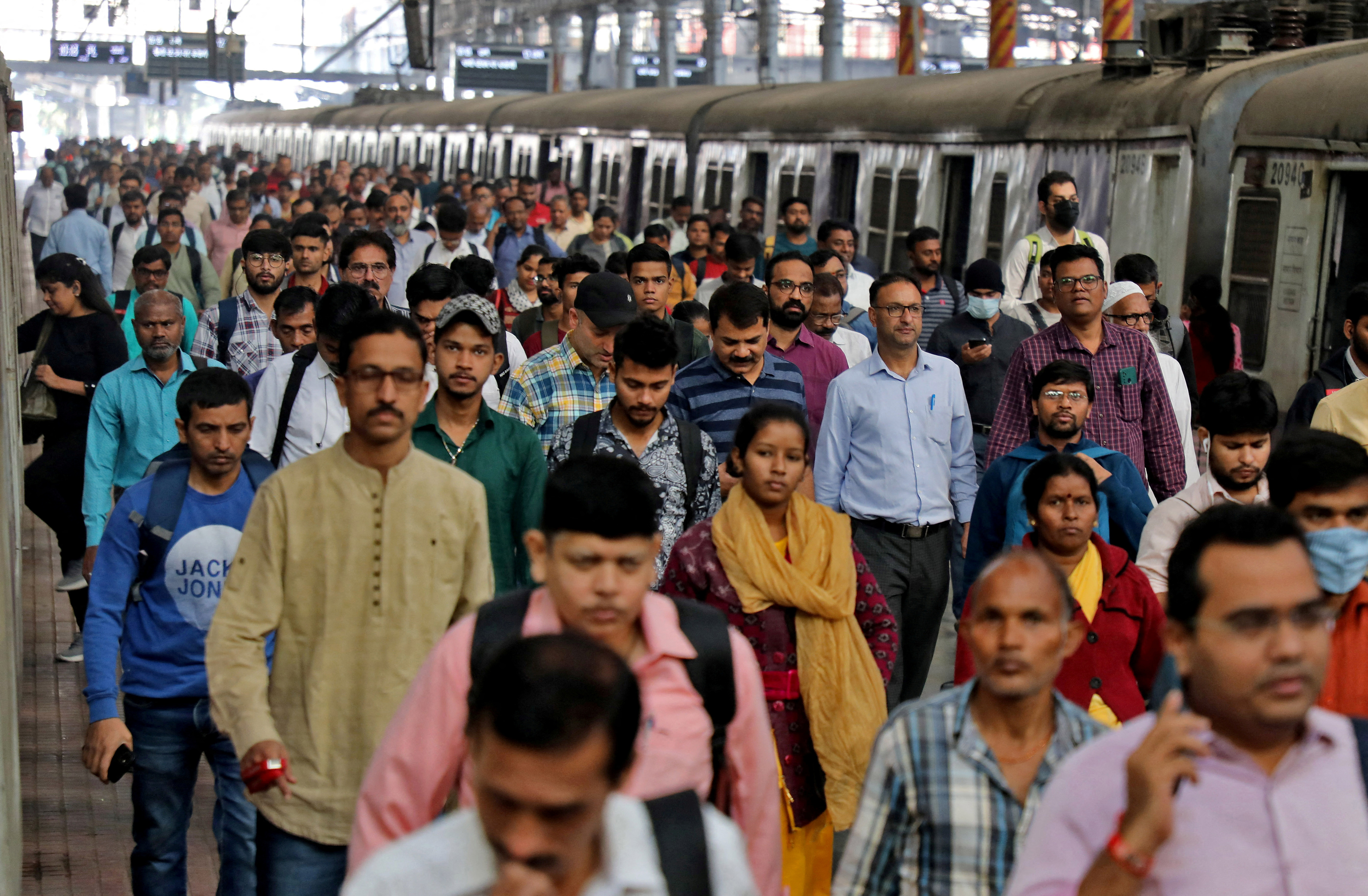 FILE PHOTO: Commuters walk on a platform after disembarking from a suburban train at a railway station in Mumbai, India, January 21, 2023. REUTERS/Niharika Kulkarni/File Photo