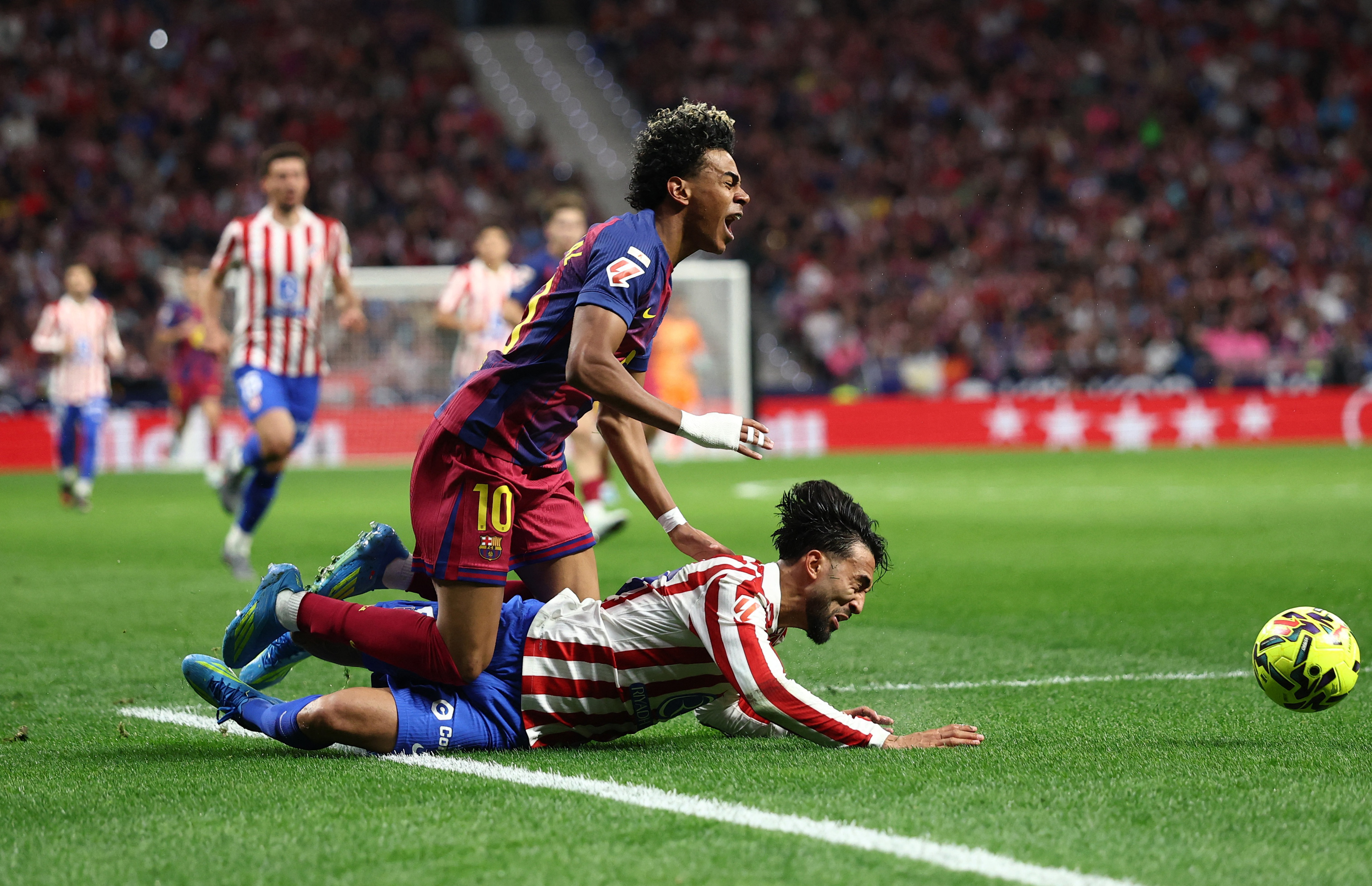 Soccer Football - LaLiga - Atletico Madrid v FC Barcelona - Riyadh Air Metropolitano, Madrid, Spain - April 4, 2026 Atletico Madrid's Nicolas Gonzalez fouls FC Barcelona's Lamine Yamal before receiving a red card REUTERS/Gonzalo Fuentes