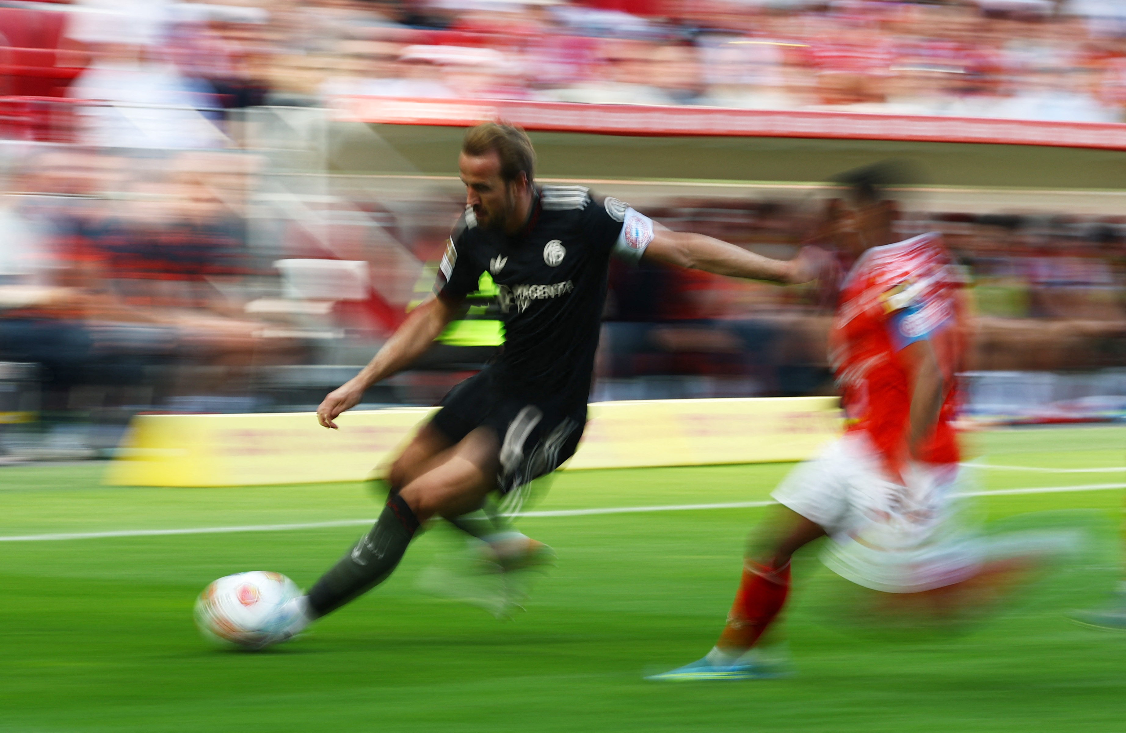 Soccer Football - Bundesliga - 1. FSV Mainz 05 v Bayern Munich - MEWA Arena, Mainz, Germany - April 25, 2026 Bayern Munich's Harry Kane in action REUTERS/Kai Pfaffenbach DFL REGULATIONS PROHIBIT ANY USE OF PHOTOGRAPHS AS IMAGE SEQUENCES AND/OR QUASI-VIDEO.