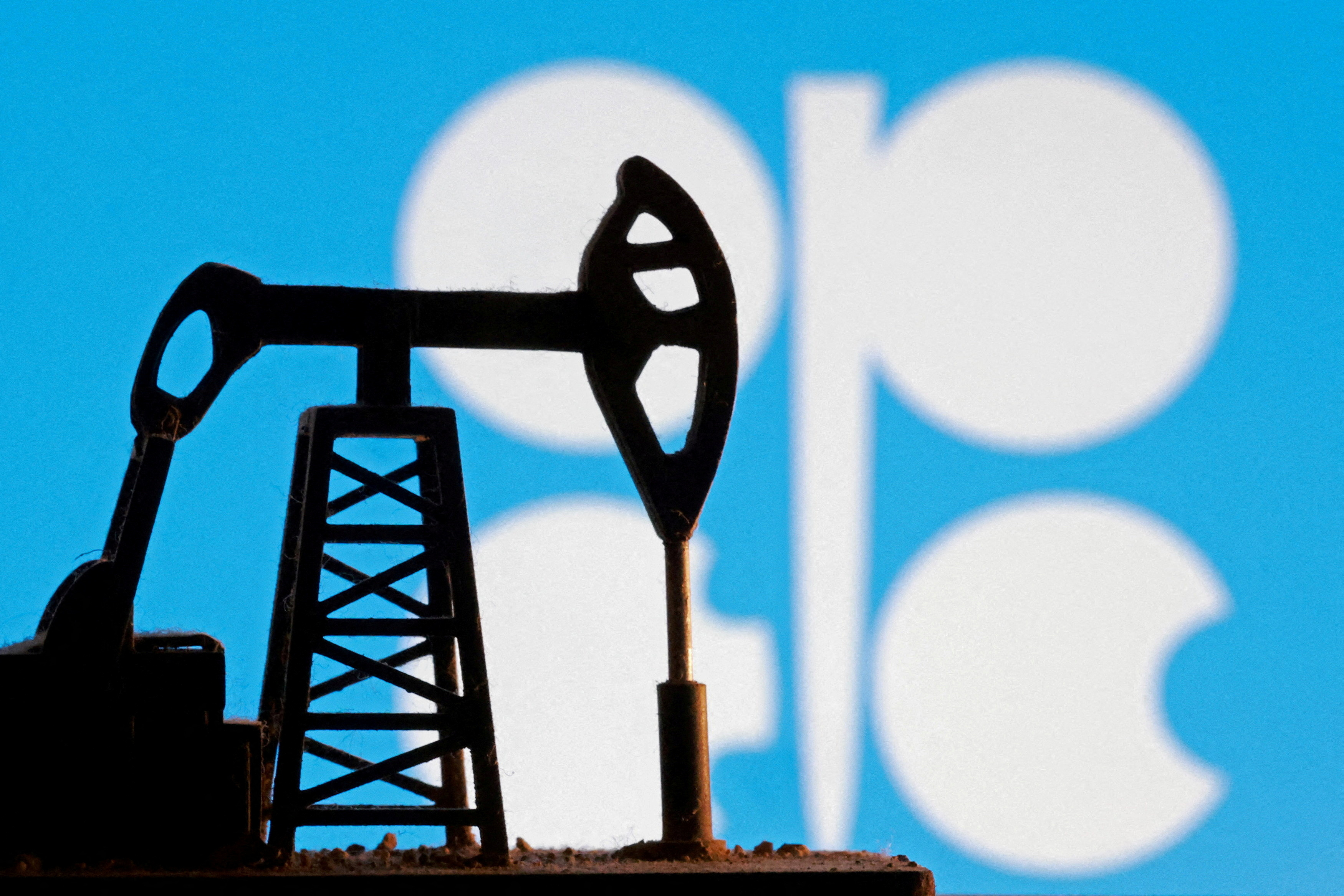FILE PHOTO: FILE PHOTO: A model of an oil pump is seen in front of the OPEC logo in this illustration taken January 9, 2026. REUTERS/Dado Ruvic/Illustration/File Photo