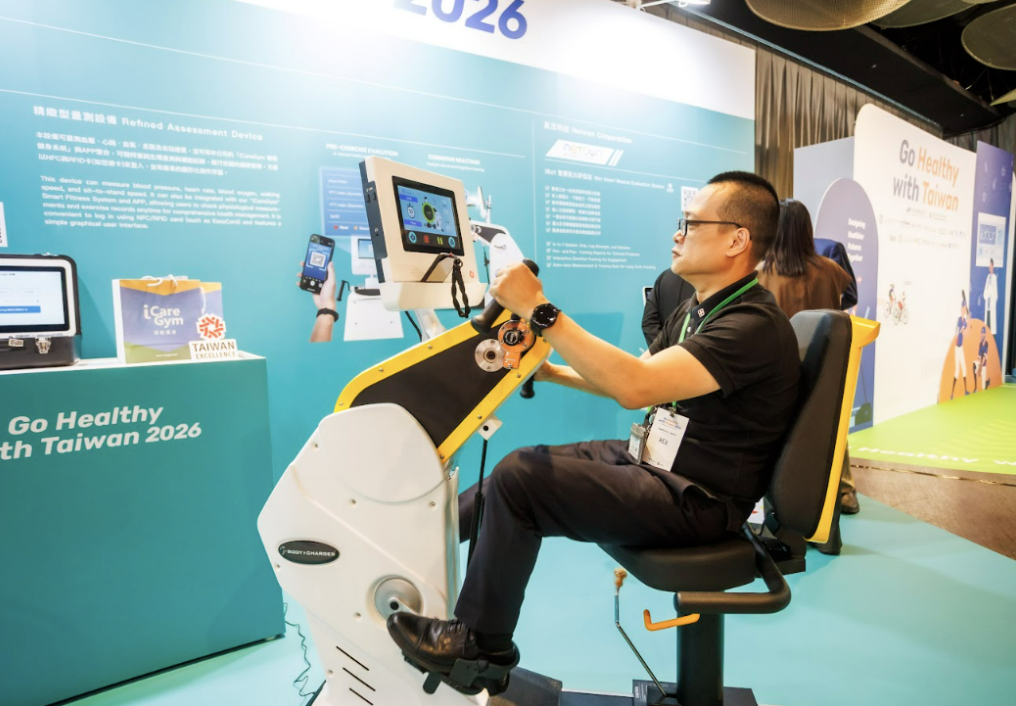Gee Hoo showcasing the Total Body Trainer Pro (GB7009-2) and offering trials at the Go Healthy with Taiwan press conference