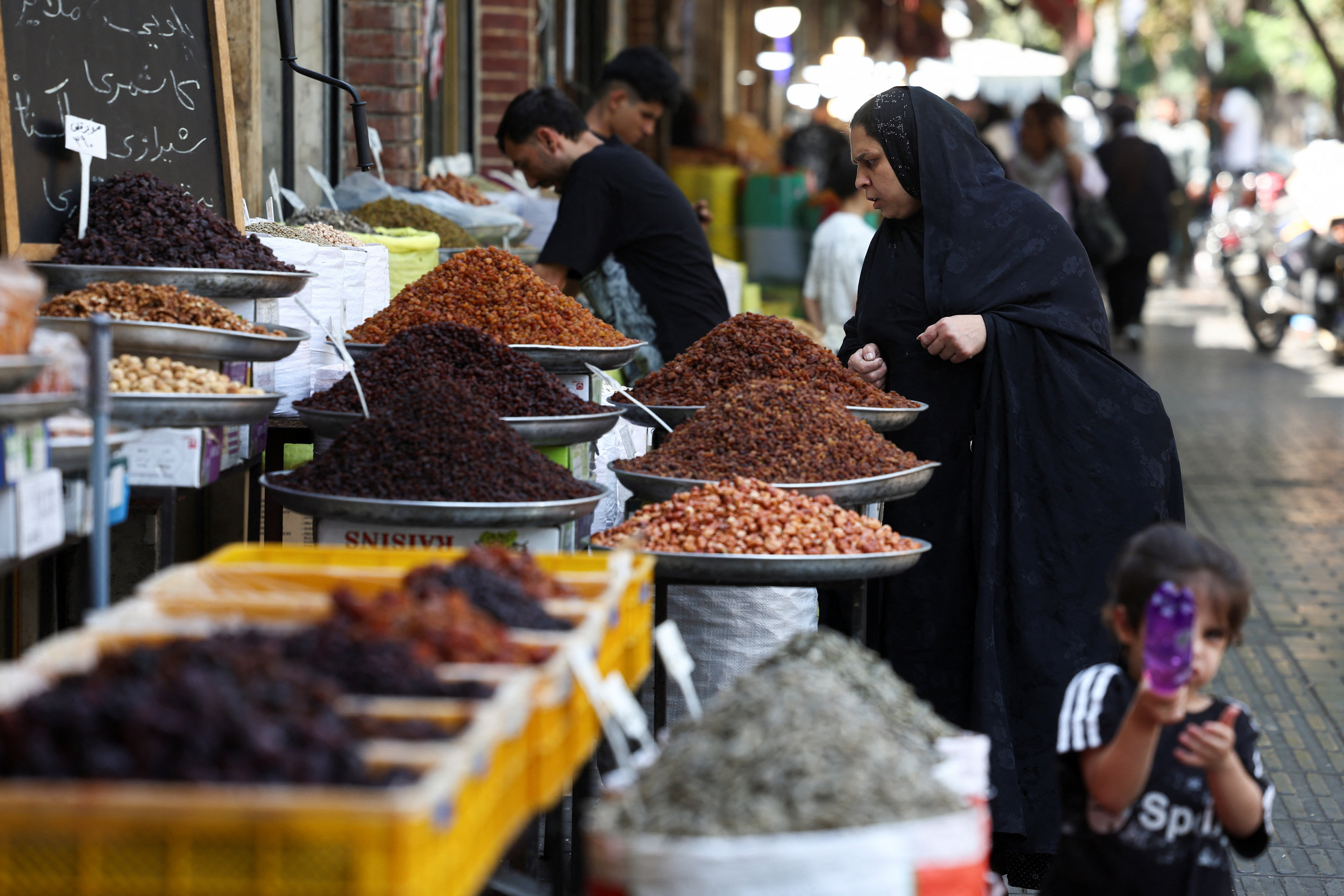 A woman shops at a local market in Tehran, Iran, August 23, 2026. Majid Asgaripour/WANA (West Asia News Agency) via REUTERS ATTENTION EDITORS - THIS PICTURE WAS PROVIDED BY A THIRD PARTY. ISRAEL OUT. NO COMMERCIAL OR EDITORIAL SALES IN ISRAEL. NO ACCESS FOR ISRAELI MEDIA. NO USE BBC PERSIAN. NO USE VOA PERSIAN. NO USE MANOTO. NO USE IRAN INTERNATIONAL. NO USE RADIO FARDA. DIGITAL: NO USE BBC PERSIAN. NO USE VOA PERSIAN. NO USE MANOTO. NO USE IRAN INTERNATIONAL. NO USE RADIO FARDA.