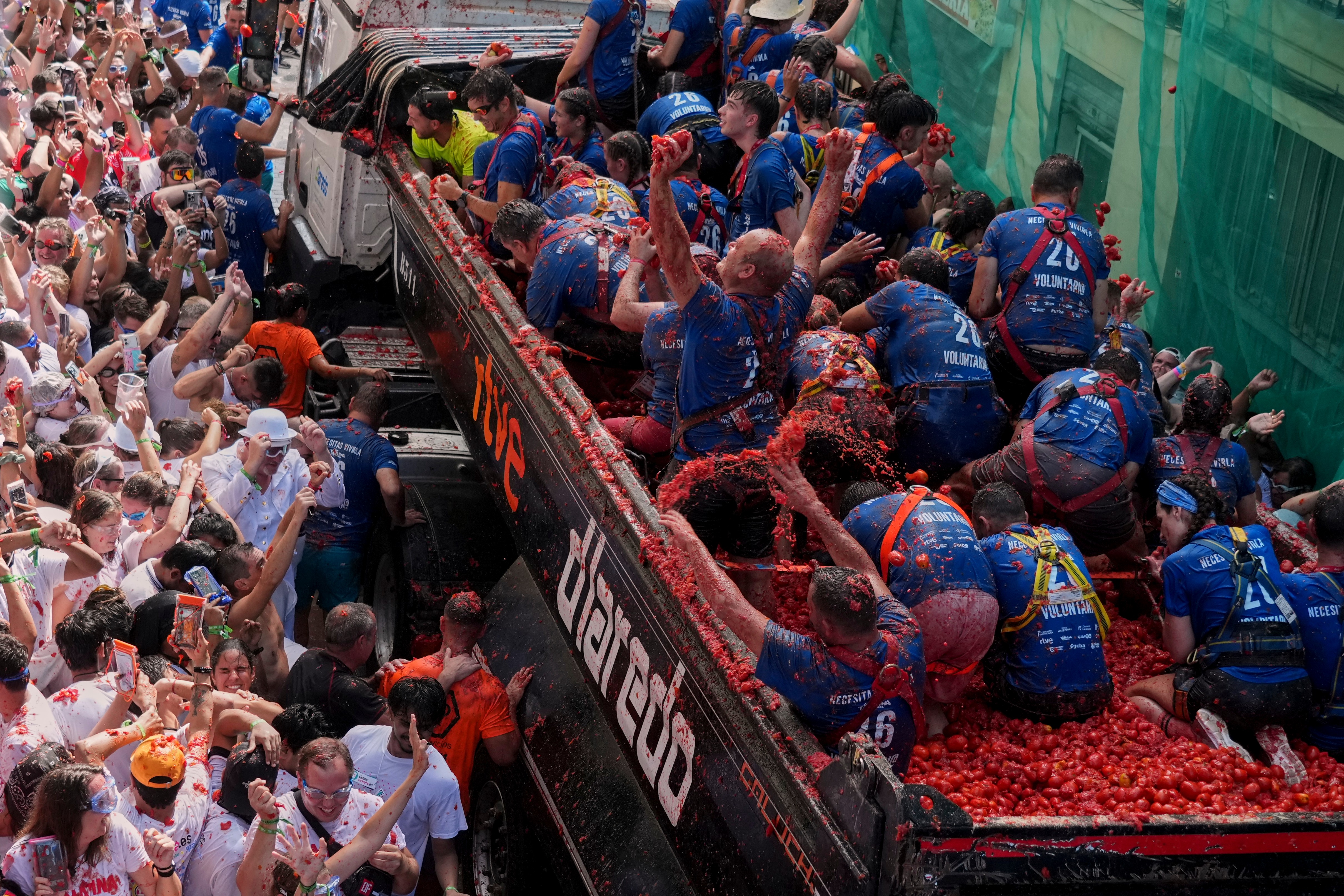 Thousands join Spain's La Tomatina festival for epic tomato battle
