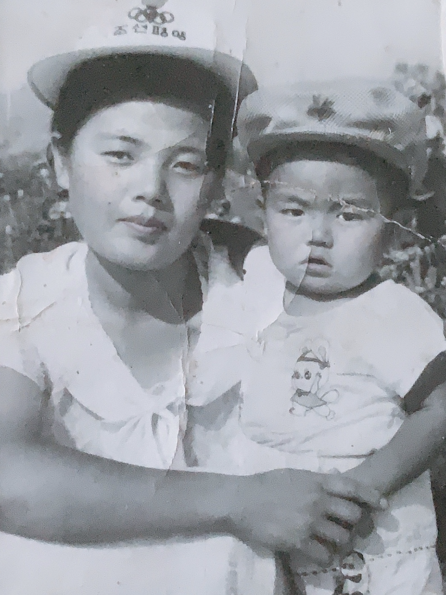 A photo of a Kim Kang-woo as a baby with his mother [Kim Kang-woo]