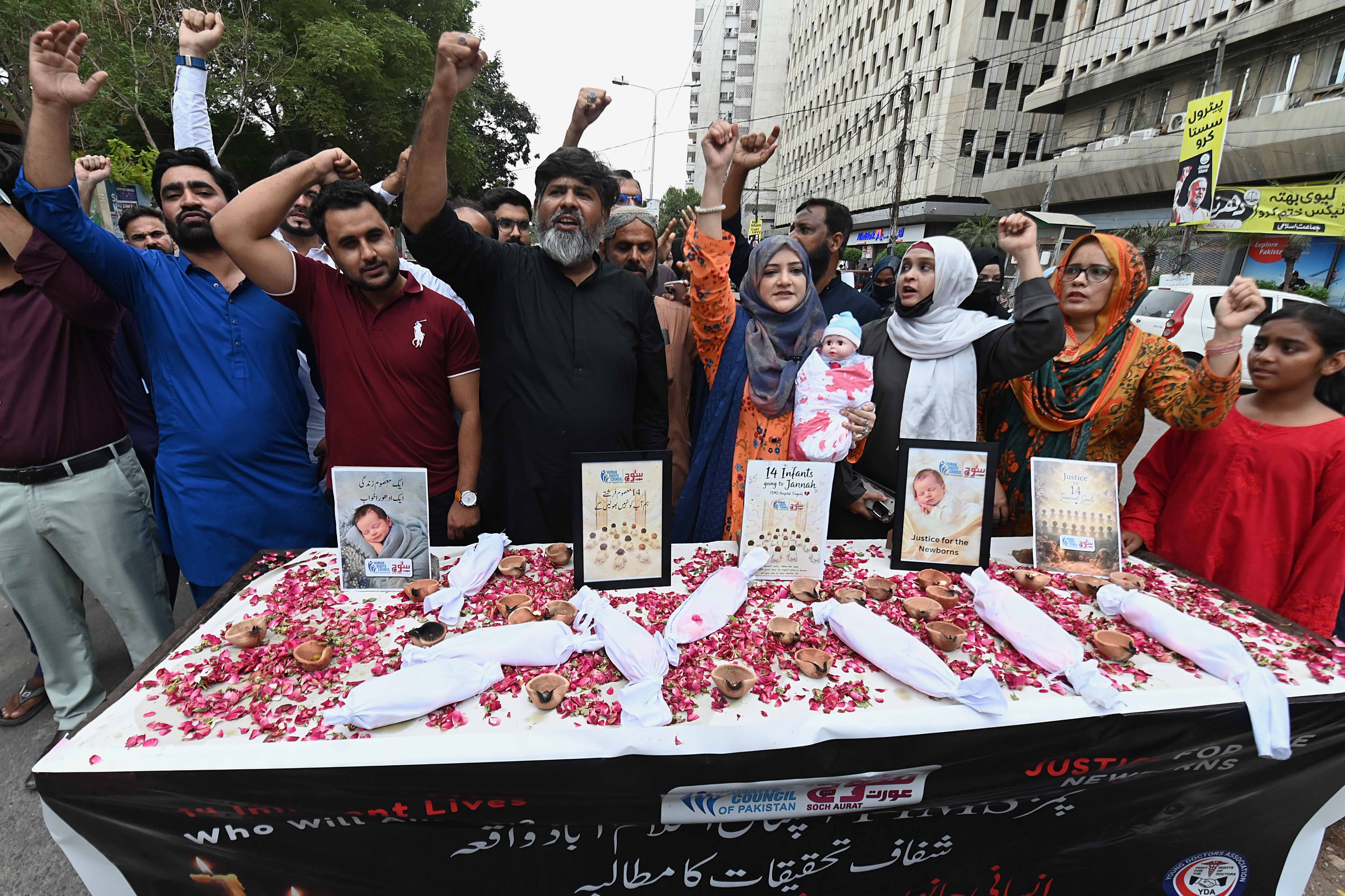 epa13196905 Human rights activists hold a candlelight vigil to mourn the deaths of newborns killed in a hospital fire, in Karachi, Pakistan, 28 August 2026. According to hospital officials, the fire that broke out in the hospital's maternity ward on 26 August killed at least 14 newborns. EPA/SHAHZAIB AKBER