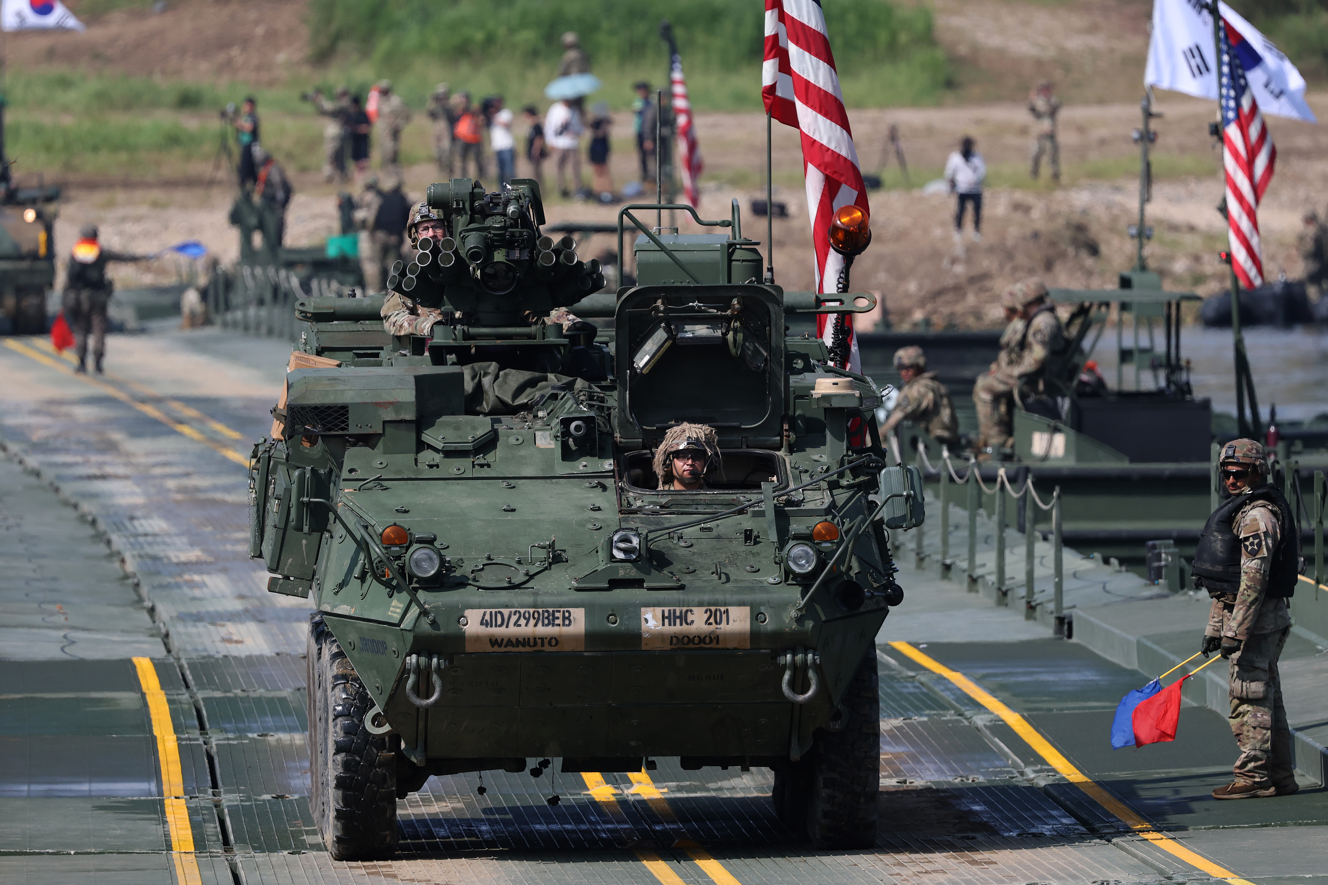 YEOJU-GUN, SOUTH KOREA - AUGUST 27: U.S. soldiers from the 2nd Infantry Division and South Korean soldiers participate in a river crossing exercise as part of the Ulchi Freedom Shield exercise on August 27, 2025 in Yeoju-gun, South Korea. The 11-day Ulchi Freedom Shield exercise is a regular joint military exercise between U.S. and South Korean troops to prepare for potential emergencies on the Korean Peninsula. (Photo by Chung Sung-Jun/Getty Images)