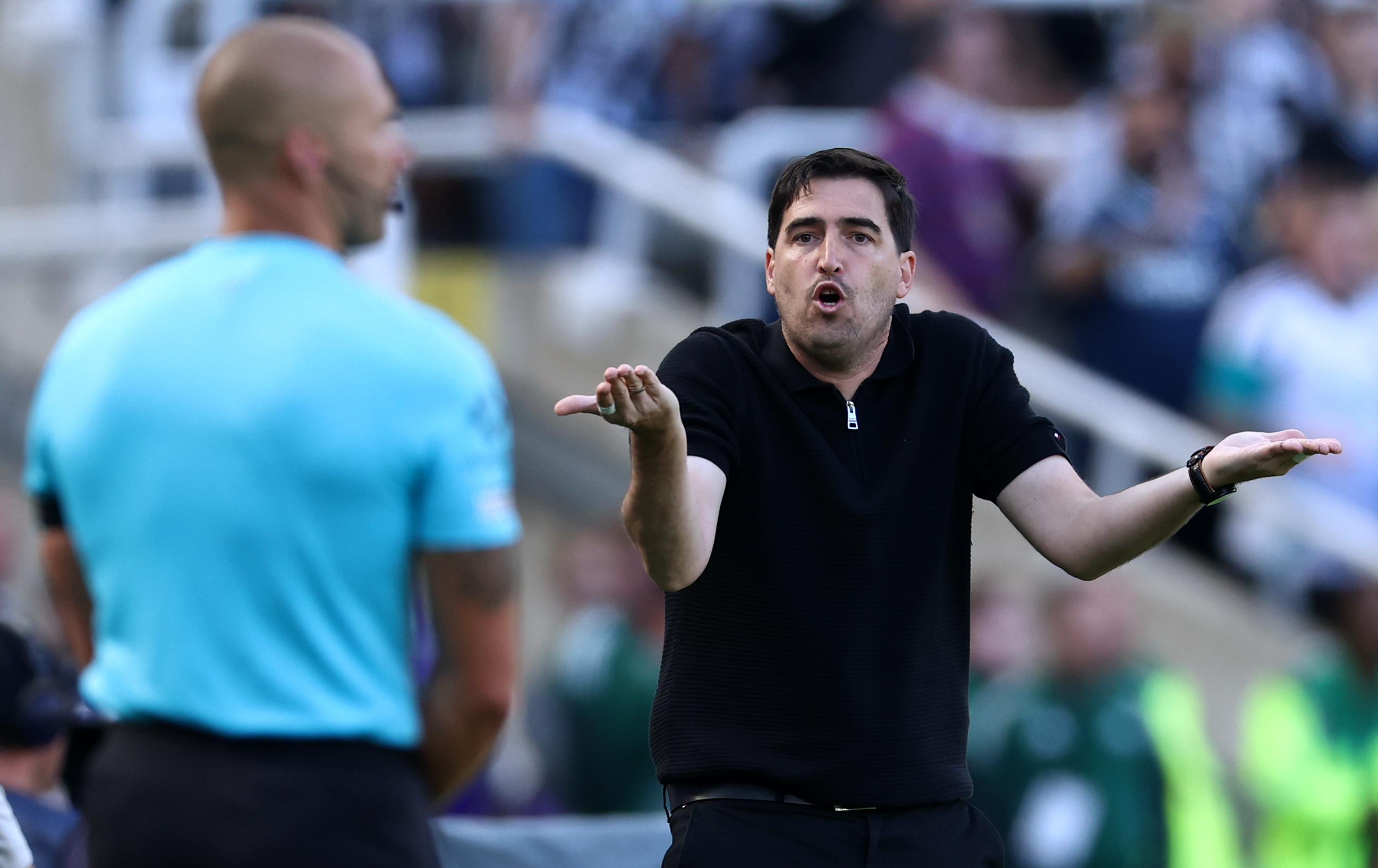 NEWCASTLE UPON TYNE, ENGLAND - AUGUST 23: Andoni Iraola, Manager of Liverpool, reacts during the Premier League 2026/27 match between Newcastle United and Liverpool FC at St James' Park on August 23, 2026 in Newcastle upon Tyne, England. (Photo by Molly Darlington/Getty Images)