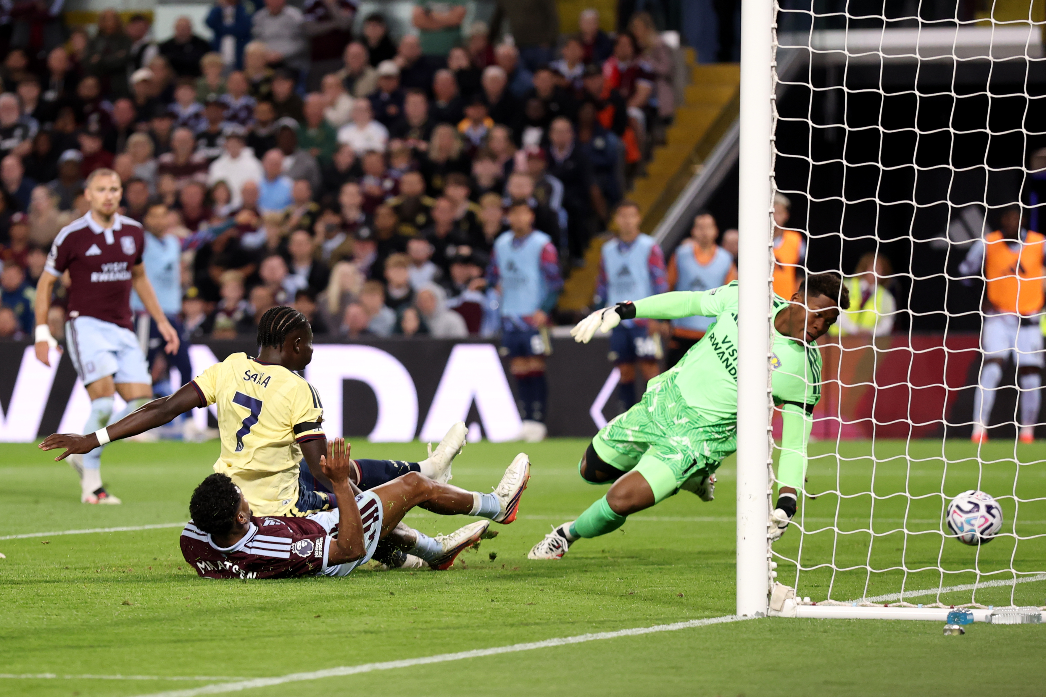 BIRMINGHAM, ENGLAND - AUGUST 31: Bukayo Saka of Arsenal scores his team’s first goal past Zion Suzuki of Aston Villa during the Premier League 2026/27 match between Aston Villa FC and Arsenal FC at Villa Park on August 31, 2026 in Birmingham, England. (Photo by Naomi Baker/Getty Images)