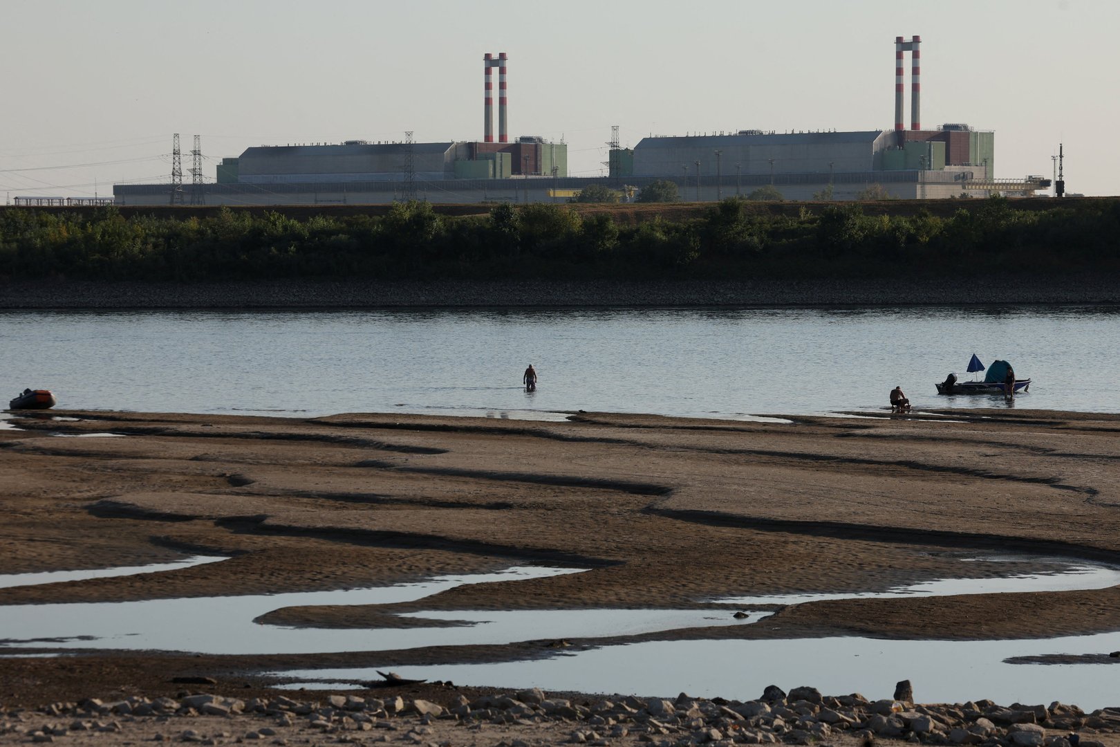 Paks Nuclear Power Plant with the partially dried-up Danube riverbed in Dunaszentbenedek, Hungary, July 31, 2026. REUTERS/Bernadett Szabo