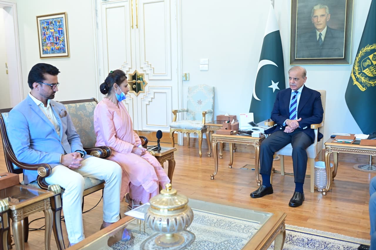 Nurse Razia Noreen meets Prime Minister Shehbaz Sharif in Islamabad on September 3, where he presented her with a cheque for 10 million Pakistani rupees ($36,000) and announced she will receive the Sitara-i-Khidmat civil award. [Handout/Pakistan Prime Minister's Office]