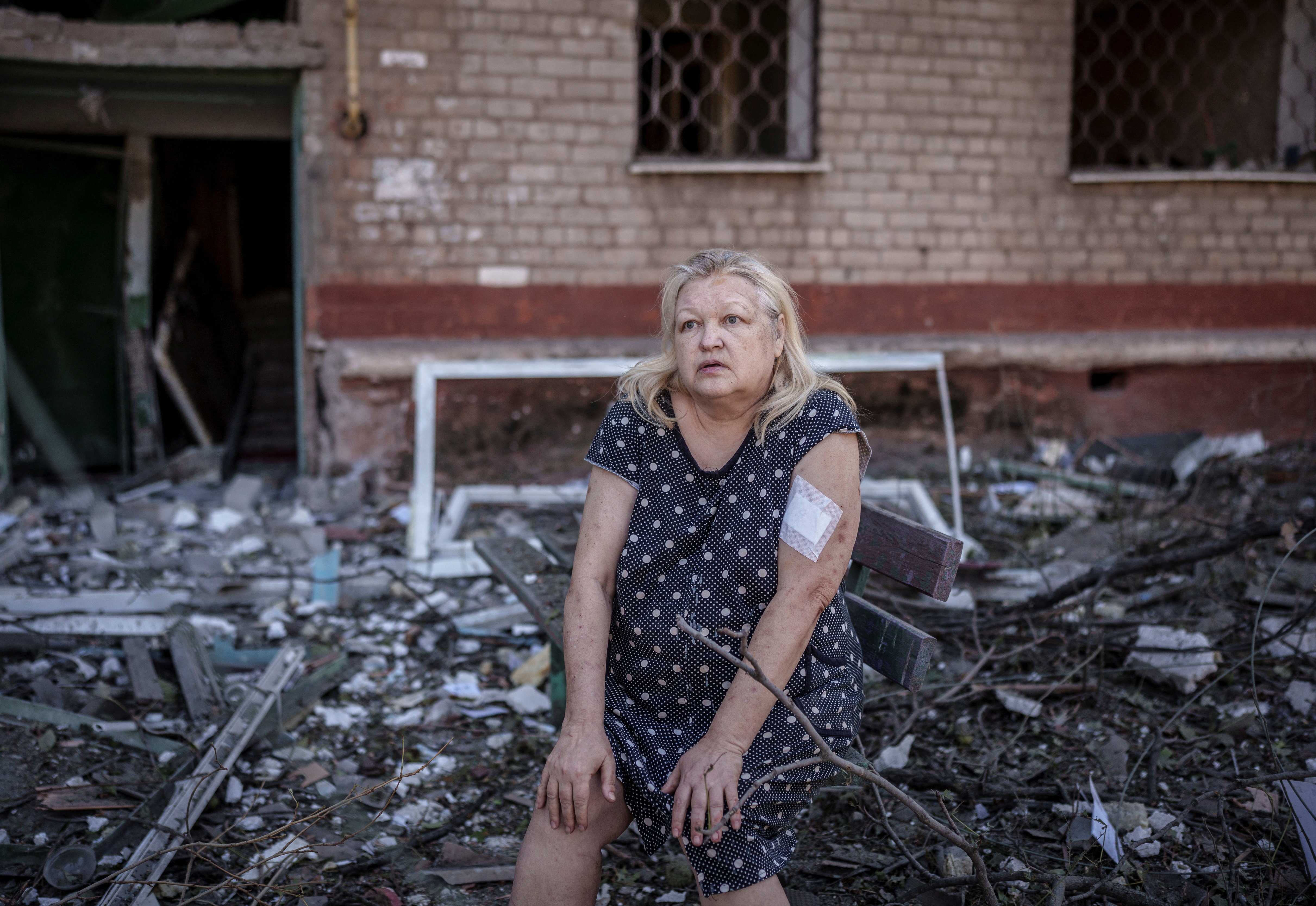 A wounded resident sits at a site of an apartment building damaged during a Russian air strike, amid Russia's attack on Ukraine, in the frontline city of Kramatorsk , Ukraine September 10, 2026. REUTERS/Serhii Korovainyi TPX IMAGES OF THE DAY