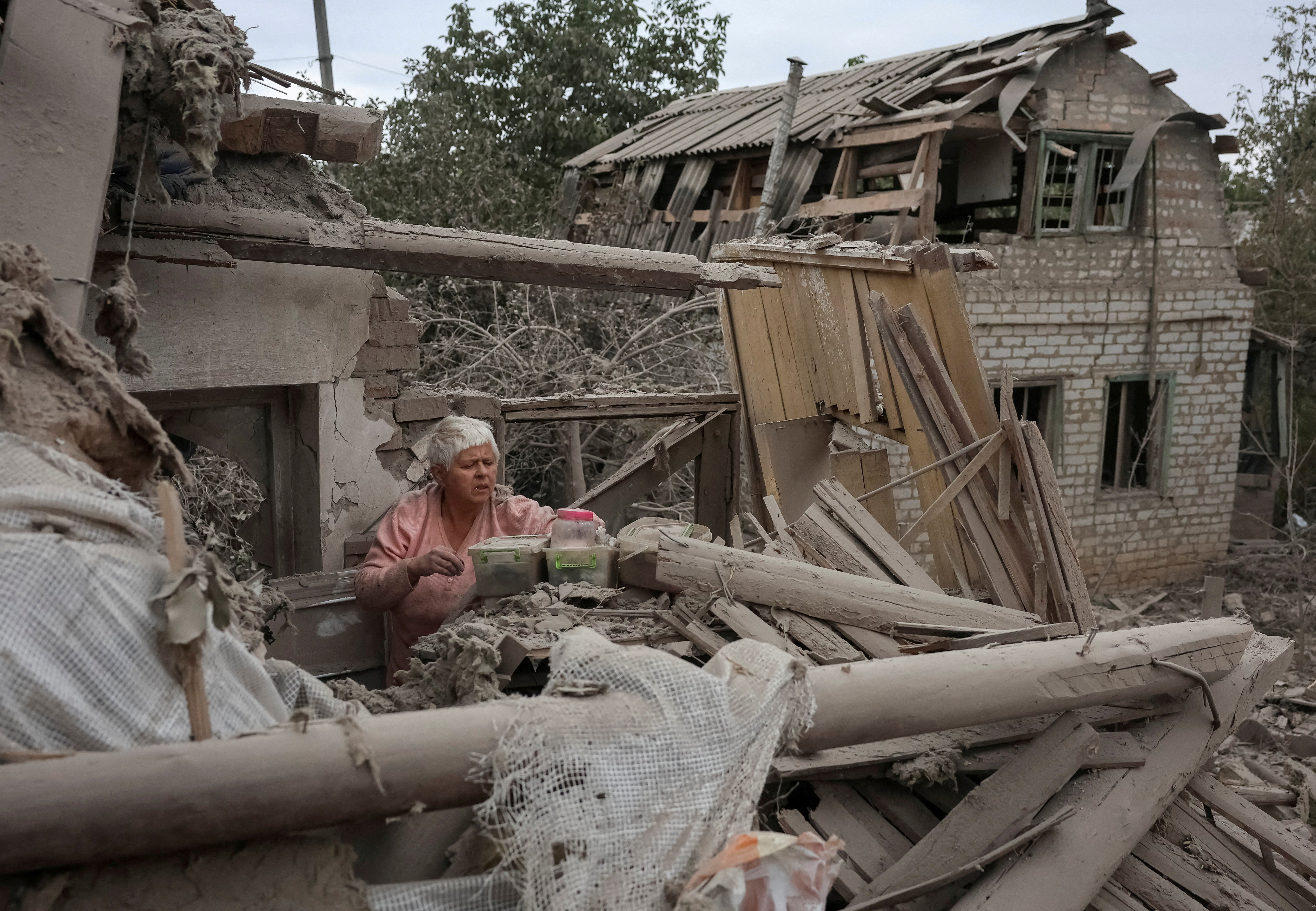 A resident Yana collects the remaining food items from her private house destroyed during a Russian air strike while she was at a street market, amid Russia's attack on Ukraine, in the frontline city of Kramatorsk , Ukraine September 16, 2026. REUTERS/Anatolii Stepanov TPX IMAGES OF THE DAY