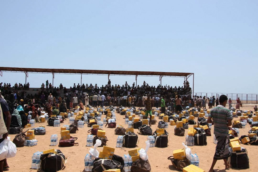 People fleeing clashes between Houthis and Yemeni government forces gather to receive supplies from the International Organisation for Migration at the Markazi refugee camp after arriving in Djibouti on September 18, 2026 [Abdourahim Arteh/Reuters]