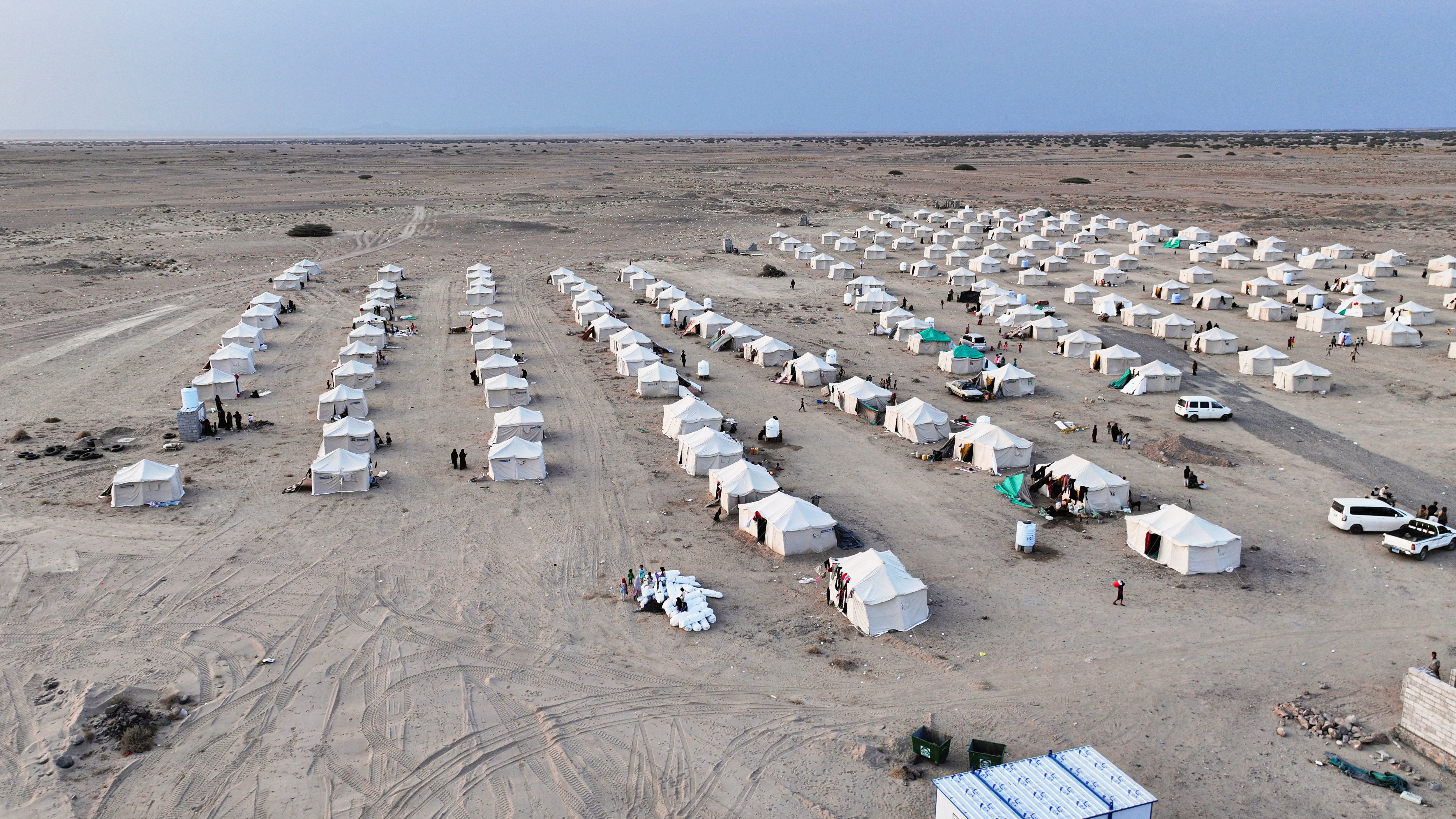 A drone view of a camp for internally displaced people, who fled fighting between the Houthis and government forces in Red Sea coastline areas, erected near Aden, Yemen, September 19, 2026. REUTERS/Stringer