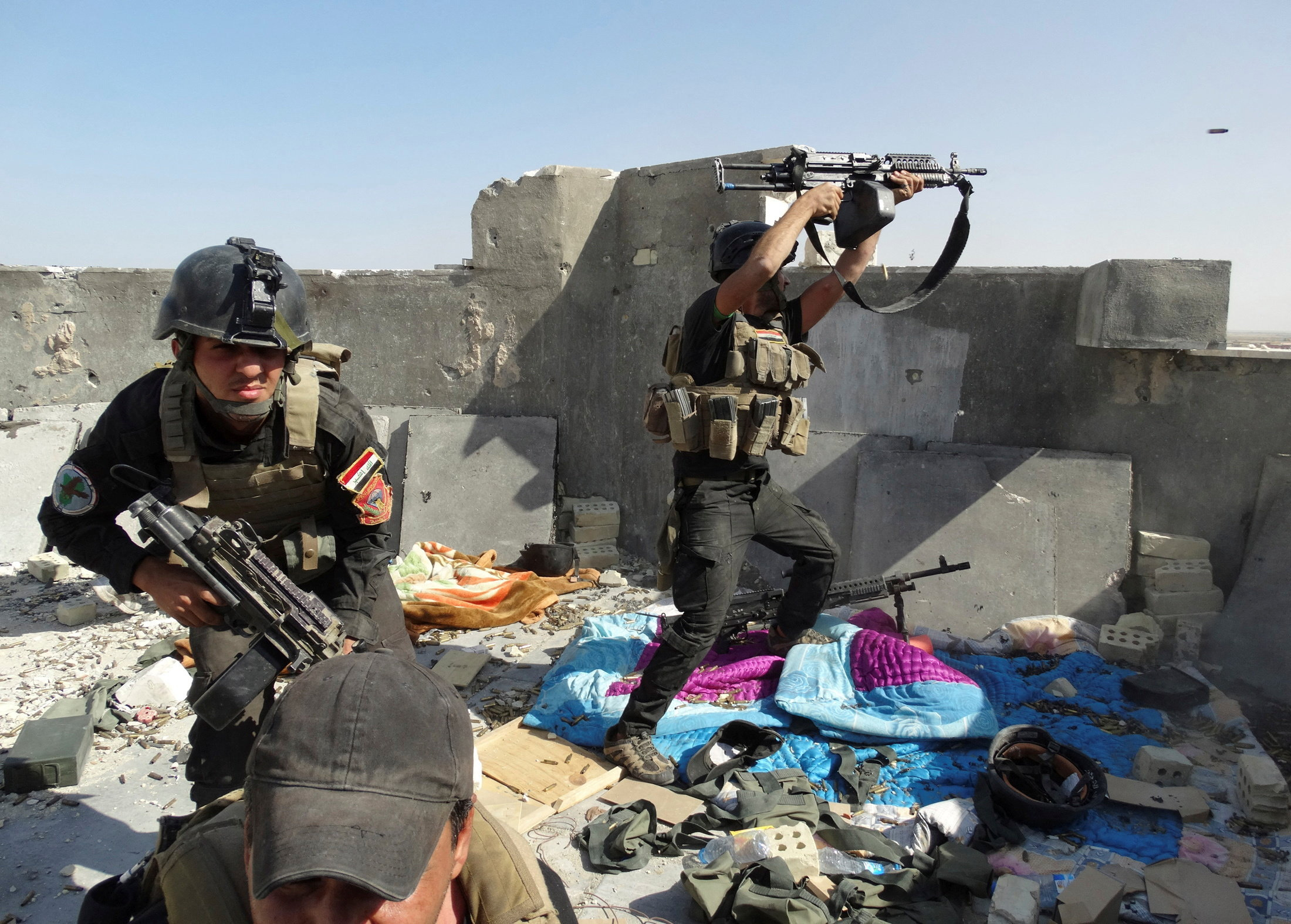 FILE PHOTO: Members of the Iraqi Special Operations Forces take their positions during clashes with the al Qaeda-linked Islamic State of Iraq and the Levant (ISIL) in the city of Ramadi, Iraq, June 19, 2014. REUTERS/Stringer/File Photo